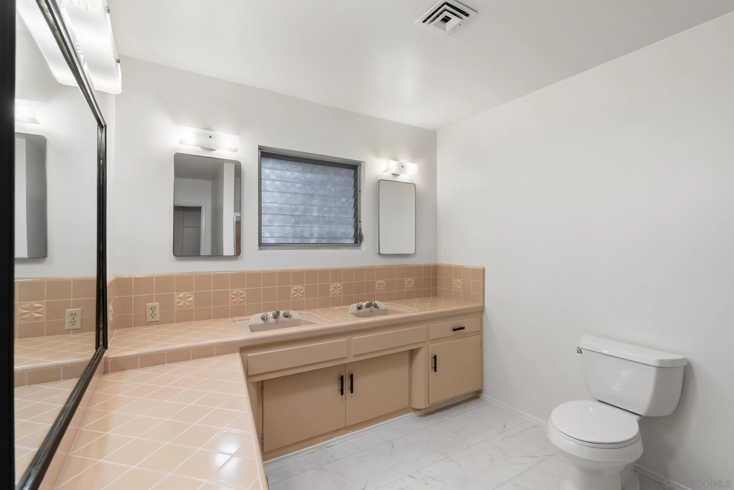 https://cdn.realtyfeed.com/cdn/127/260018177/4631f49d9ea790205e35ca3b42df9485.webp
