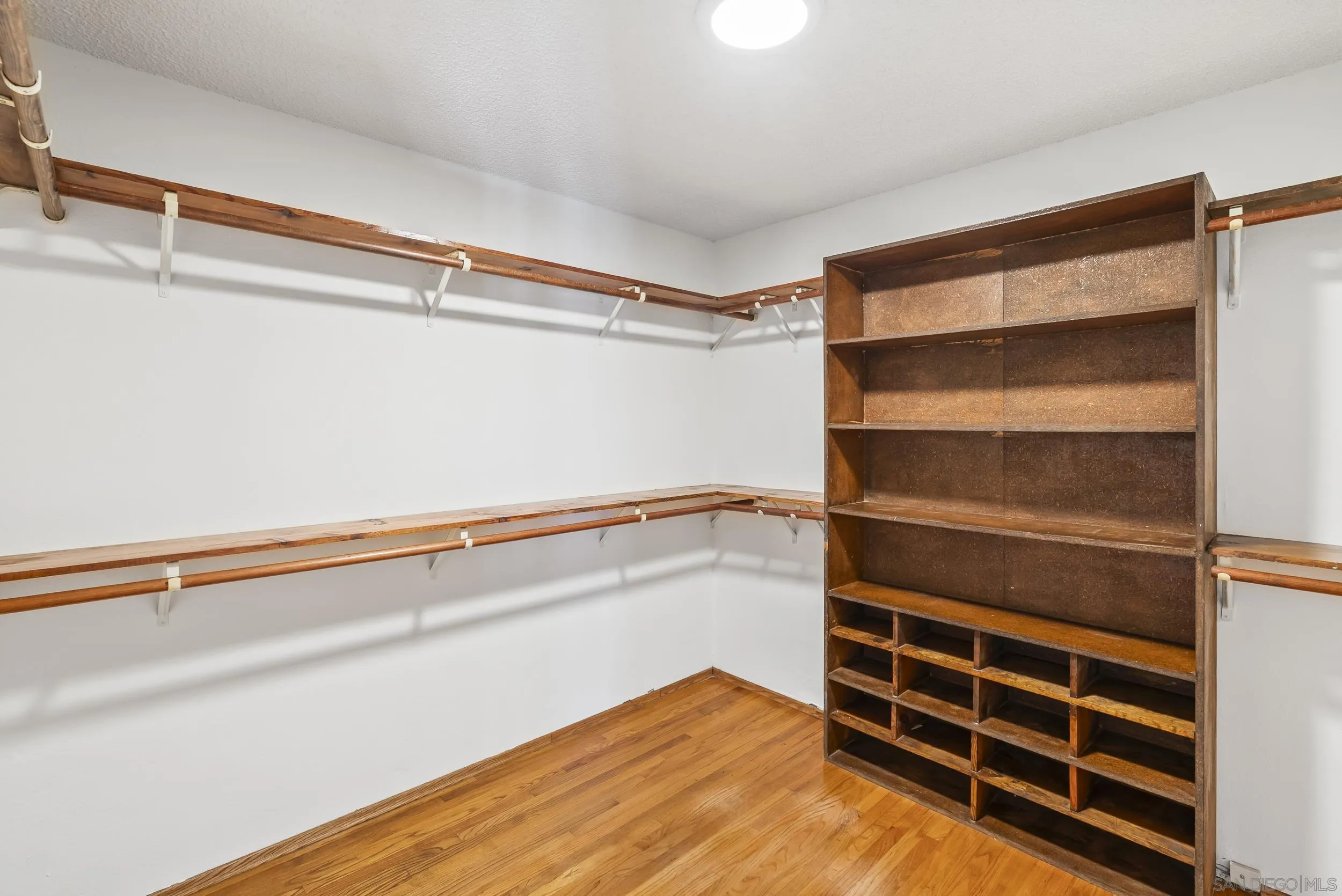 https://cdn.realtyfeed.com/cdn/127/260018177/4e063bb714a2cb8be501ca52e576d794.webp