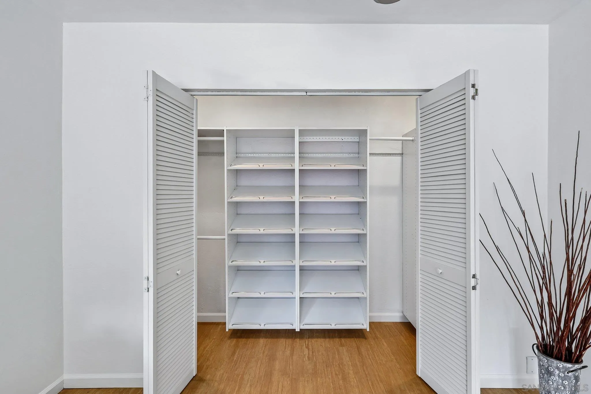 https://cdn.realtyfeed.com/cdn/127/260018182/69d2f4cccb81a09d6726326c645c692e.webp