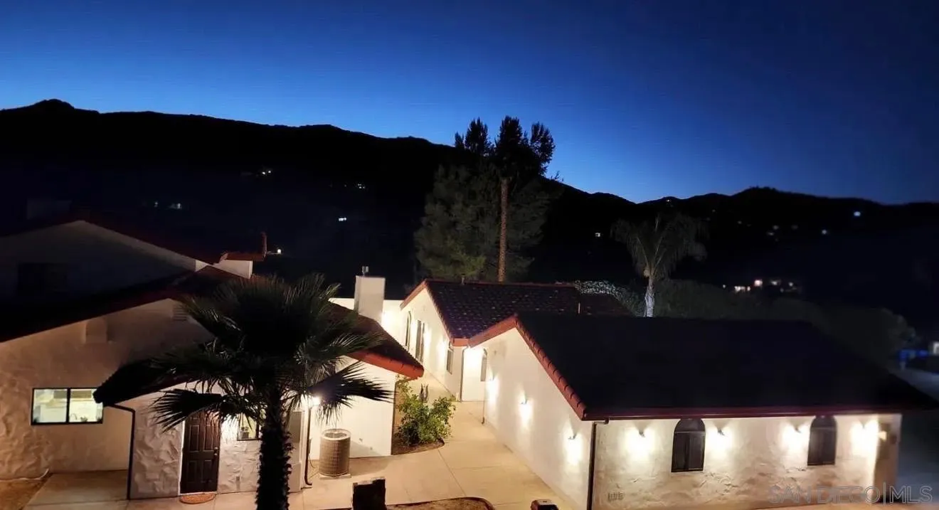 https://cdn.realtyfeed.com/cdn/127/260018190/934a10f775be3382603e0d163a80f288.webp