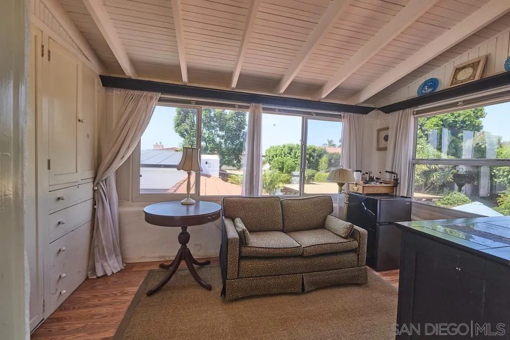 https://cdn.realtyfeed.com/cdn/127/260018207/12962efae663f4bb808930a364fc5a93.webp