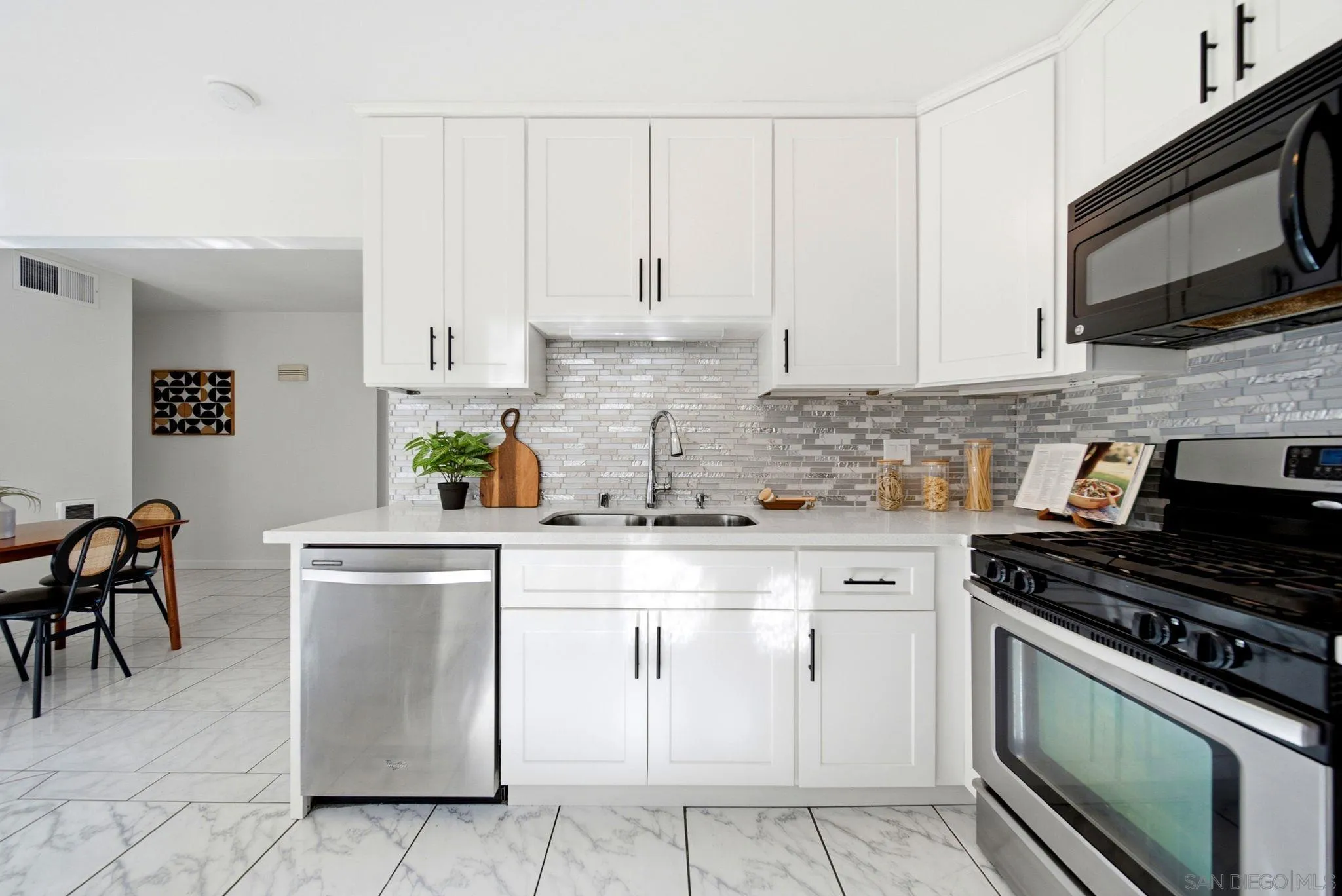 Photo #8: 260018212 Listing: Photo #8