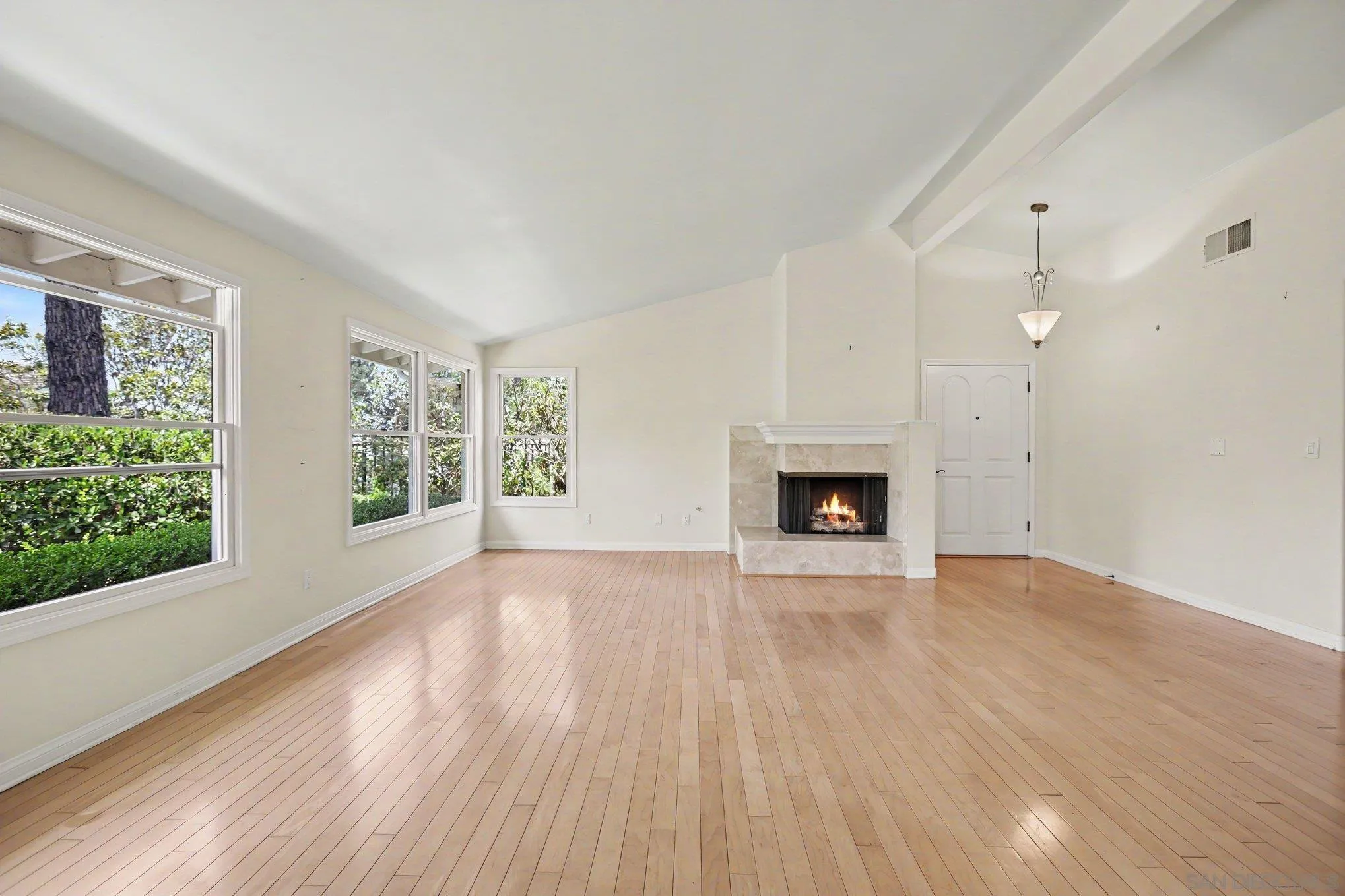 https://cdn.realtyfeed.com/cdn/127/260018216/01a0307196095f178cfd40dc6dcd4789.webp
