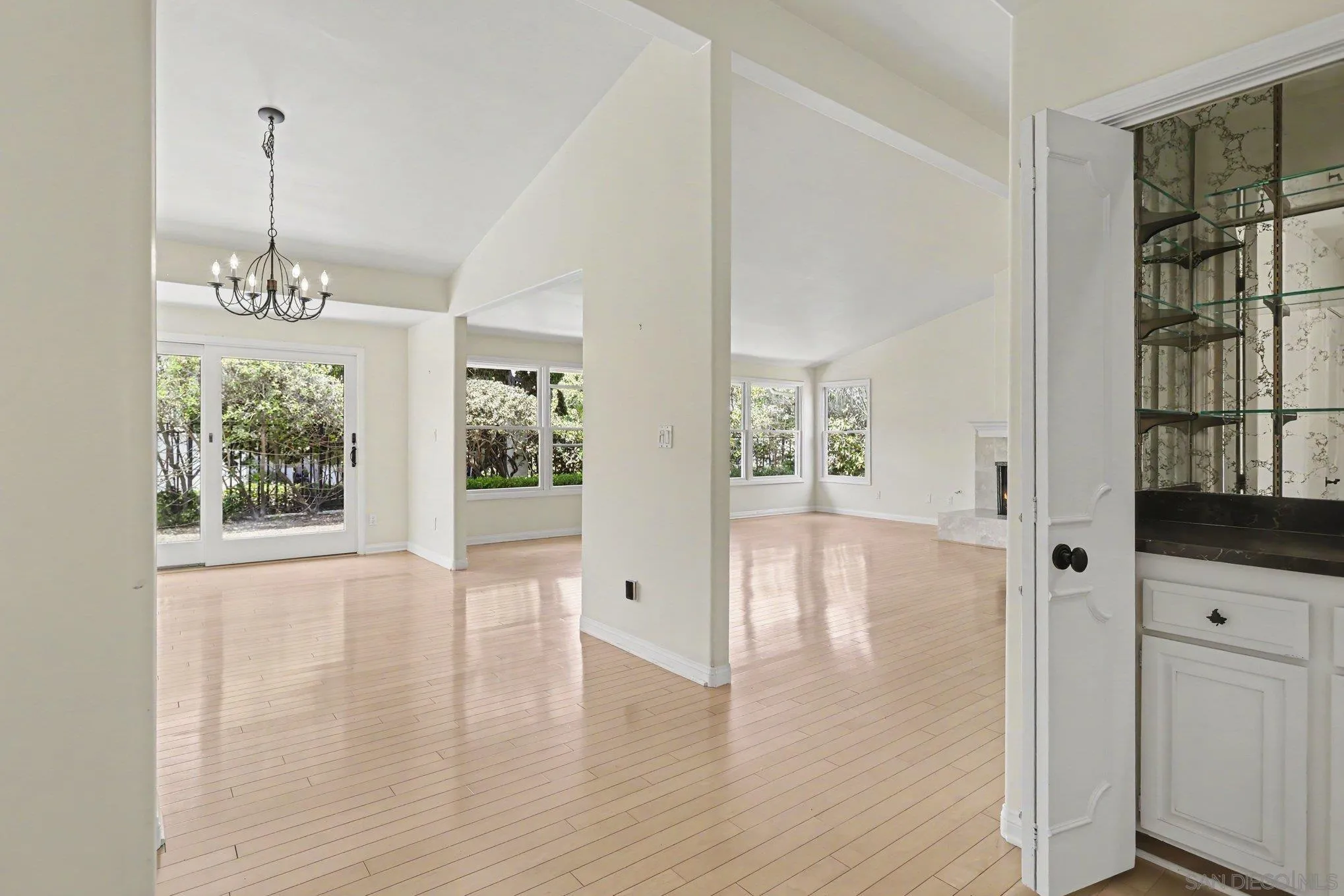 https://cdn.realtyfeed.com/cdn/127/260018216/0be2adc9c3ce9d73e2aee4049fbc03b2.webp