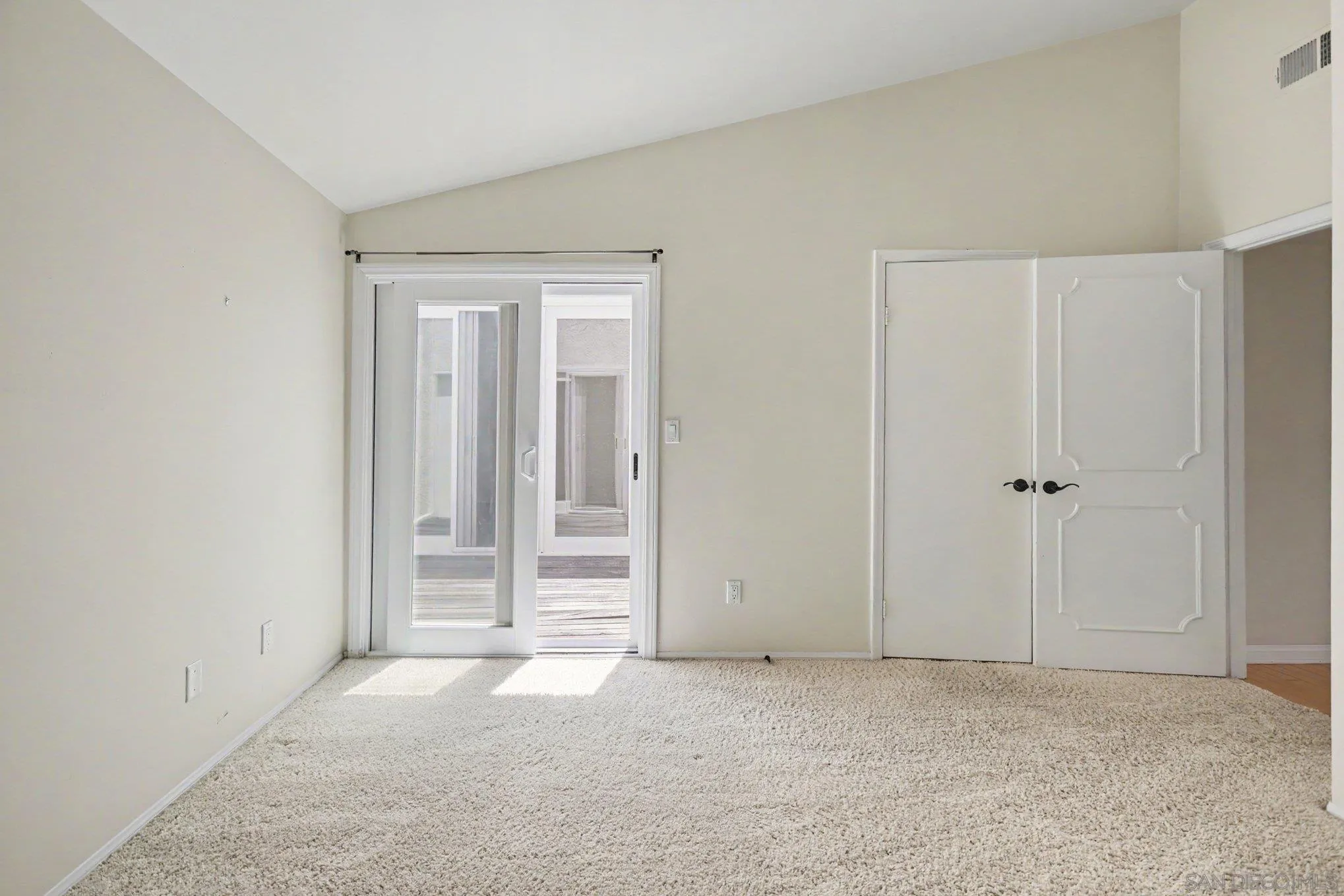 https://cdn.realtyfeed.com/cdn/127/260018216/33ef0367d3cb82a1c4da95f6e2e81ac6.webp