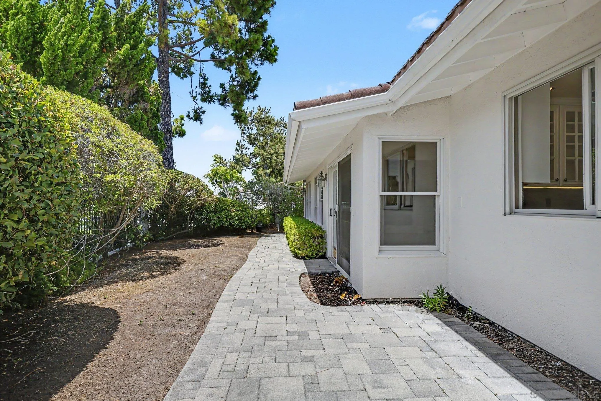 https://cdn.realtyfeed.com/cdn/127/260018216/43f9d1f254845494e98bd889497b7eba.webp