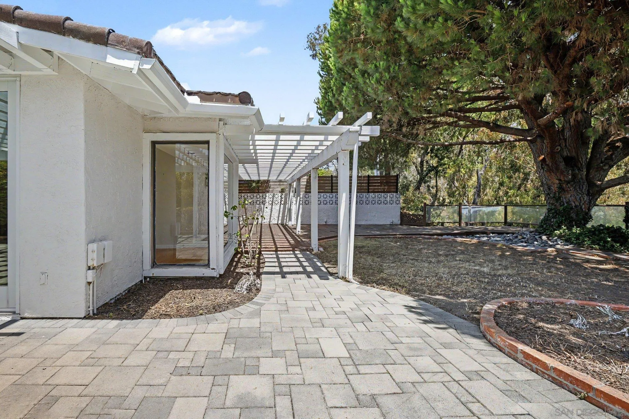 https://cdn.realtyfeed.com/cdn/127/260018216/4f9506c09a8802db533f5512426d684b.webp
