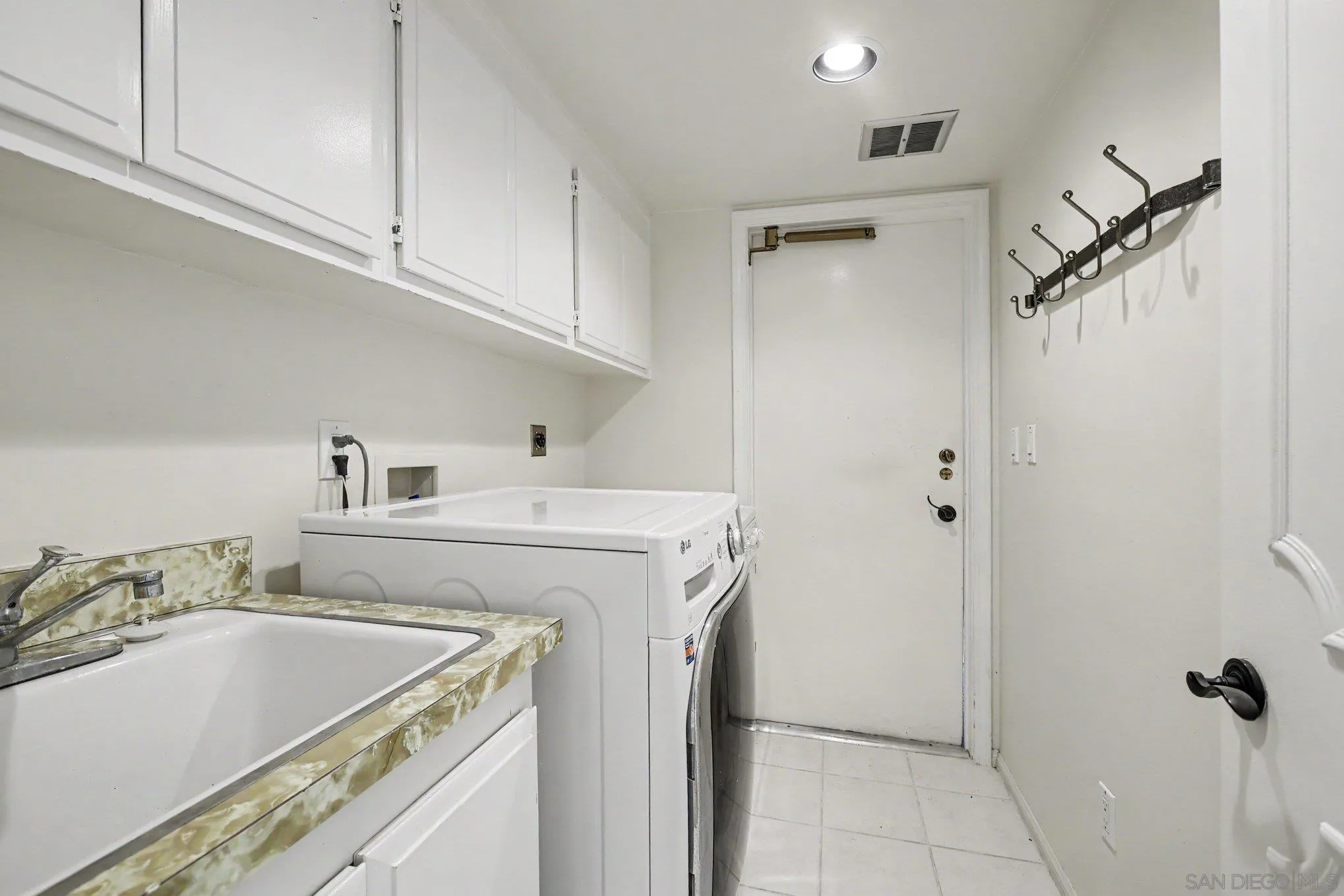 https://cdn.realtyfeed.com/cdn/127/260018216/6a66c0ec3be21ec47dd793f72f2f4abd.webp