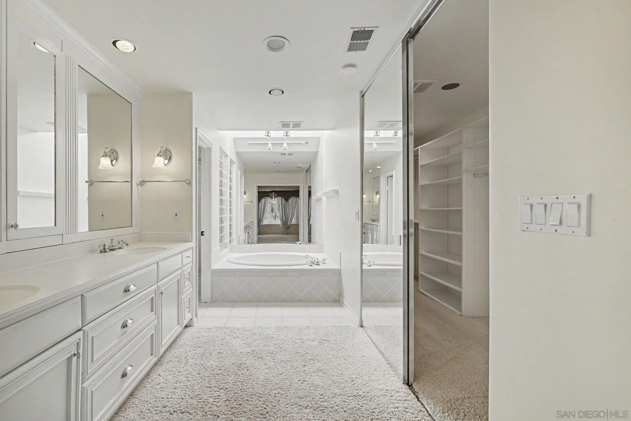 https://cdn.realtyfeed.com/cdn/127/260018216/8652118ab75f781cb570c7bdedd6097a.webp