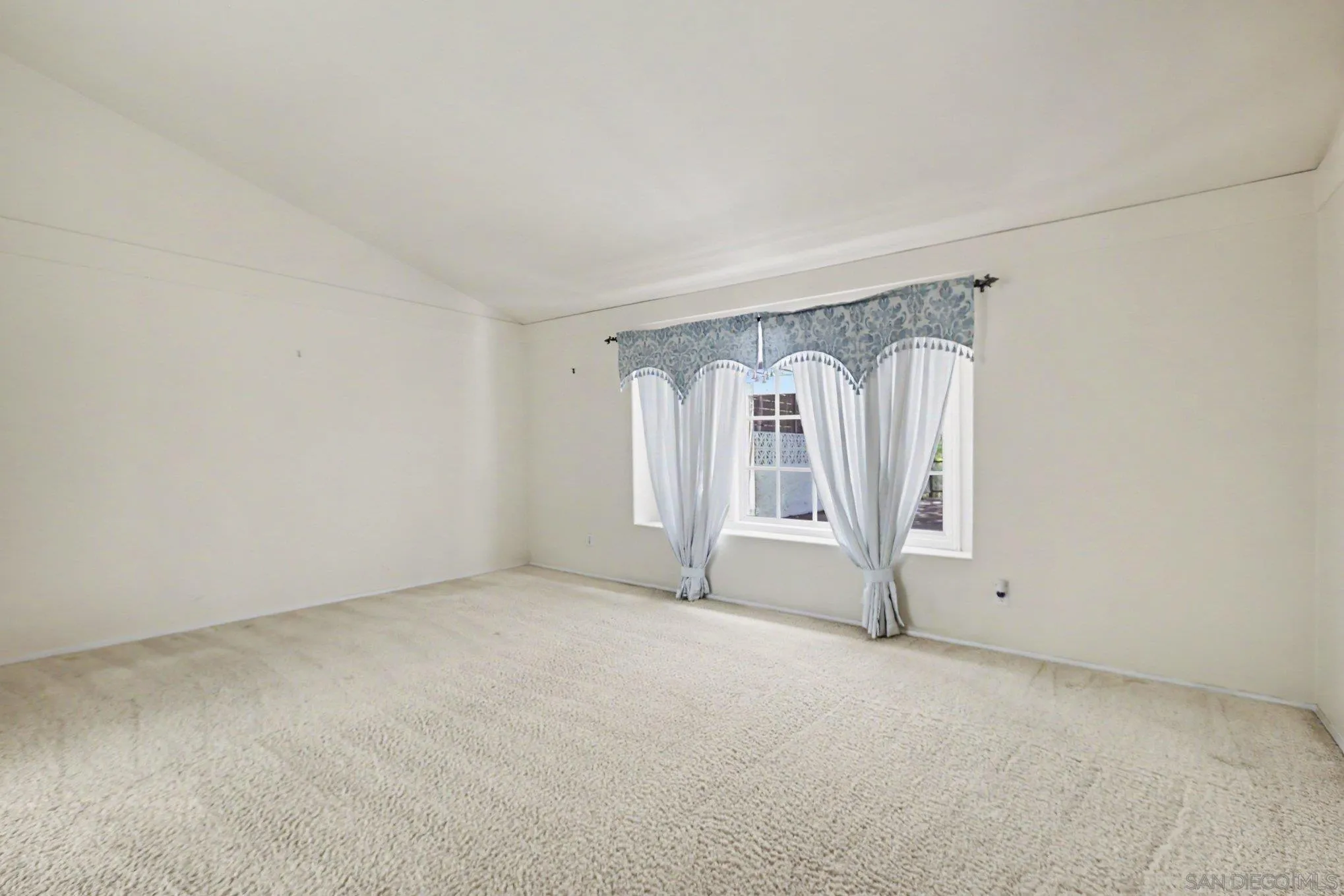 https://cdn.realtyfeed.com/cdn/127/260018216/95d3460fcd50ba83bde9eb2393c6f1d1.webp