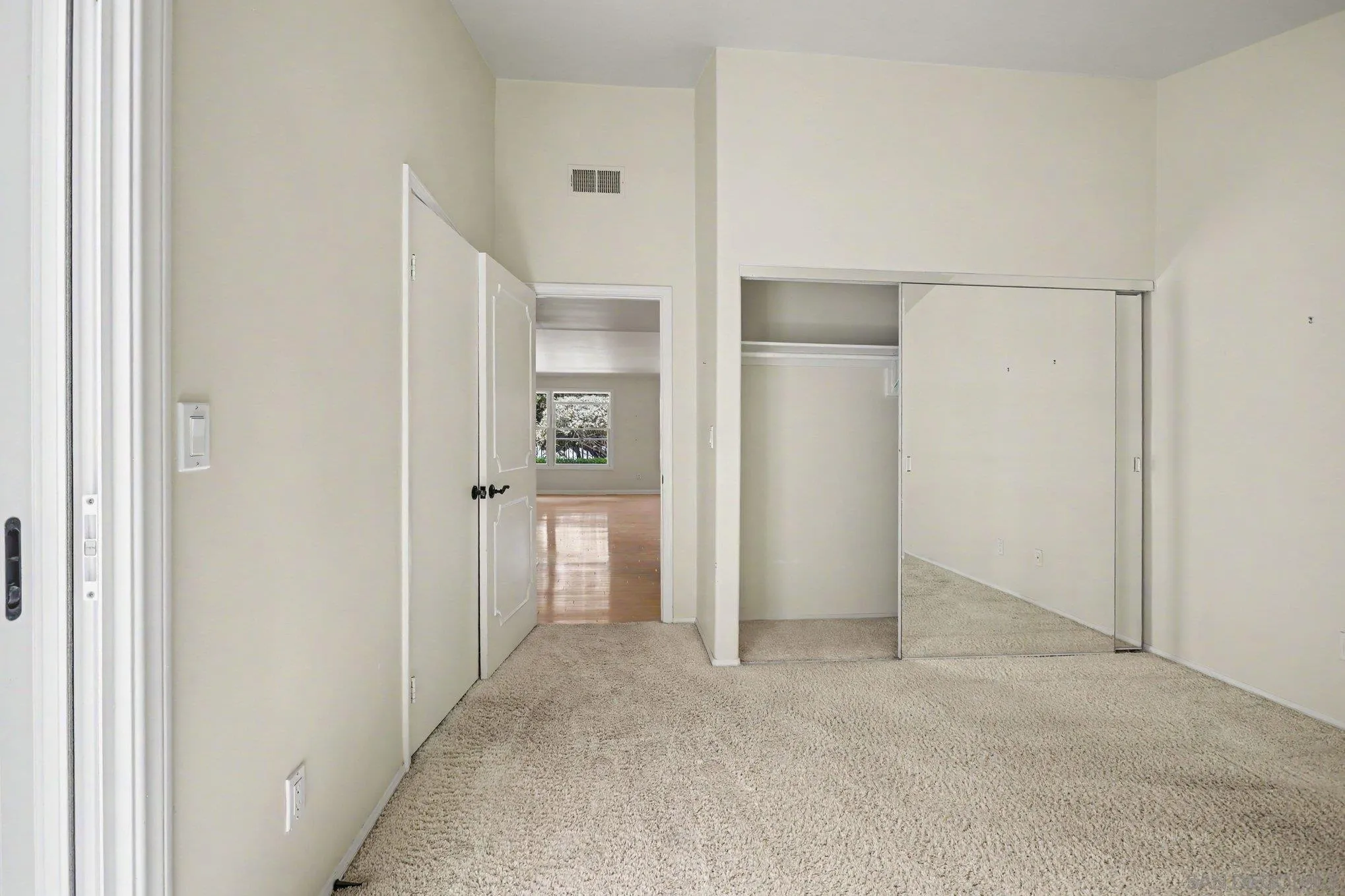 https://cdn.realtyfeed.com/cdn/127/260018216/b91a5abc03c9d42727fba9bd1d179ef3.webp
