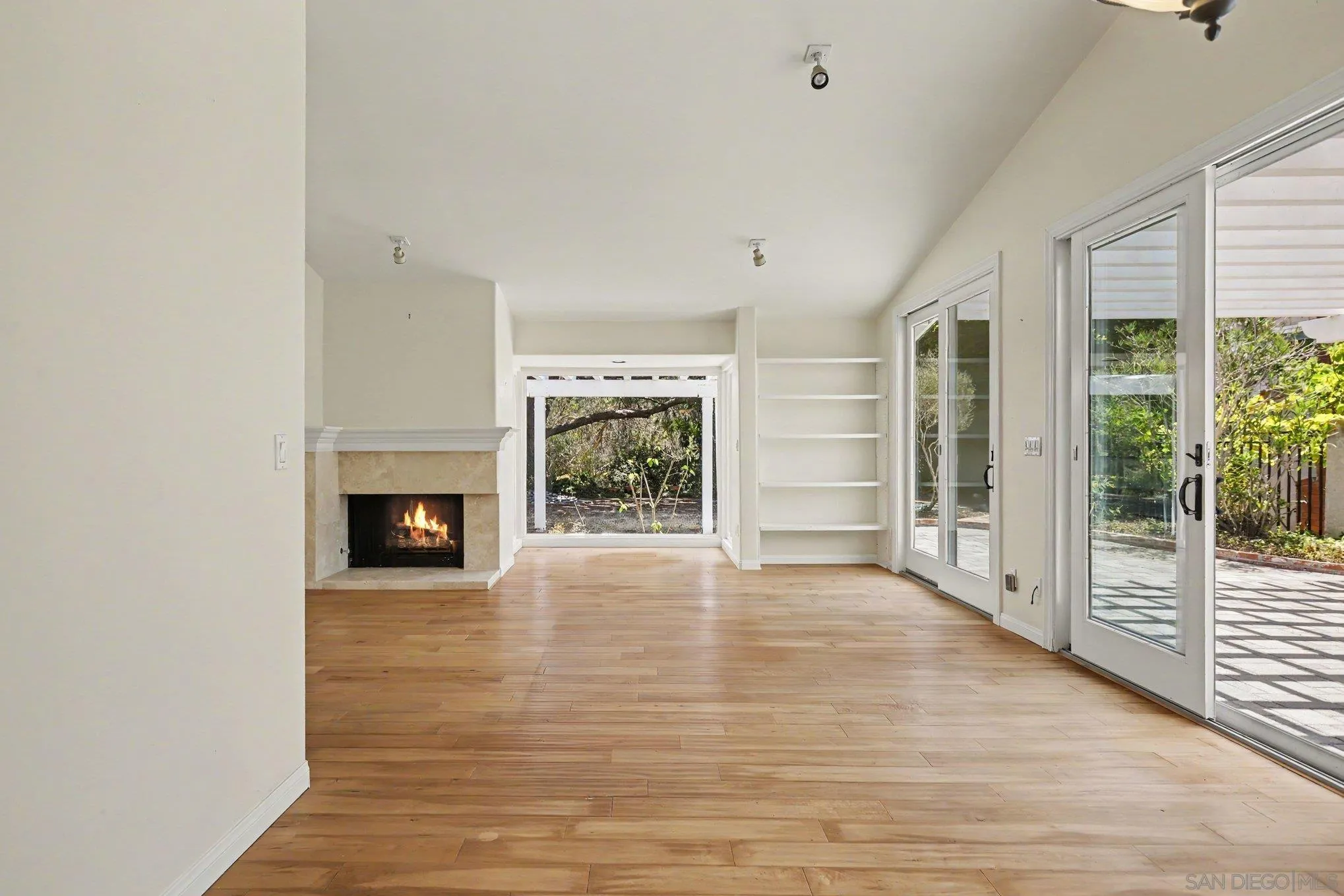https://cdn.realtyfeed.com/cdn/127/260018216/ca169bfa700521961cf676cc3575916b.webp