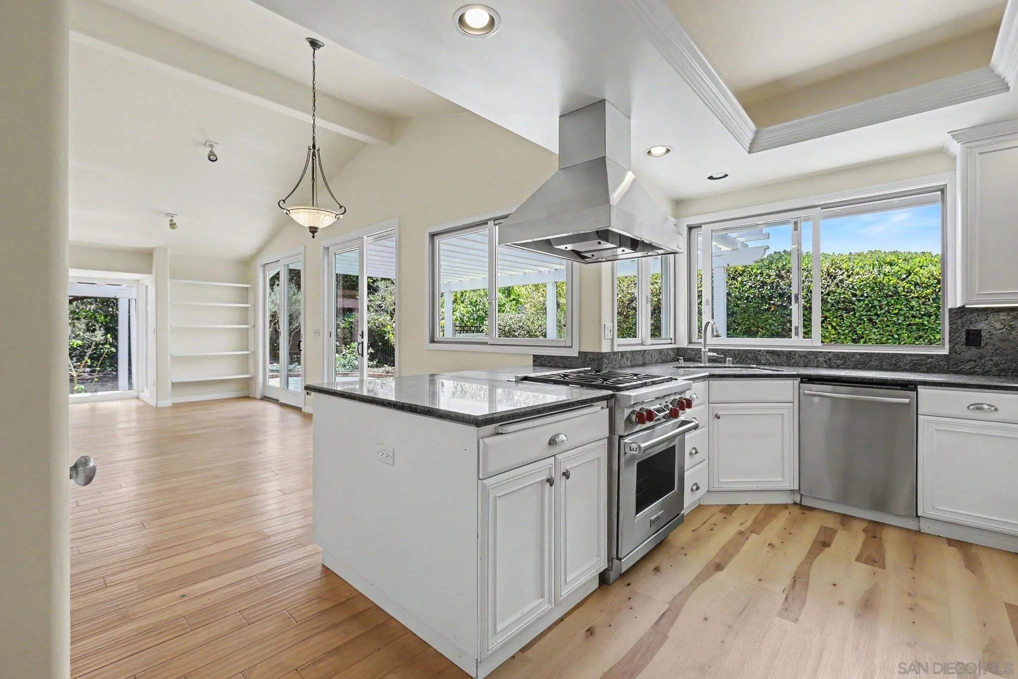 https://cdn.realtyfeed.com/cdn/127/260018216/eda07de4fec4a99f98cf6fbc66132319.webp