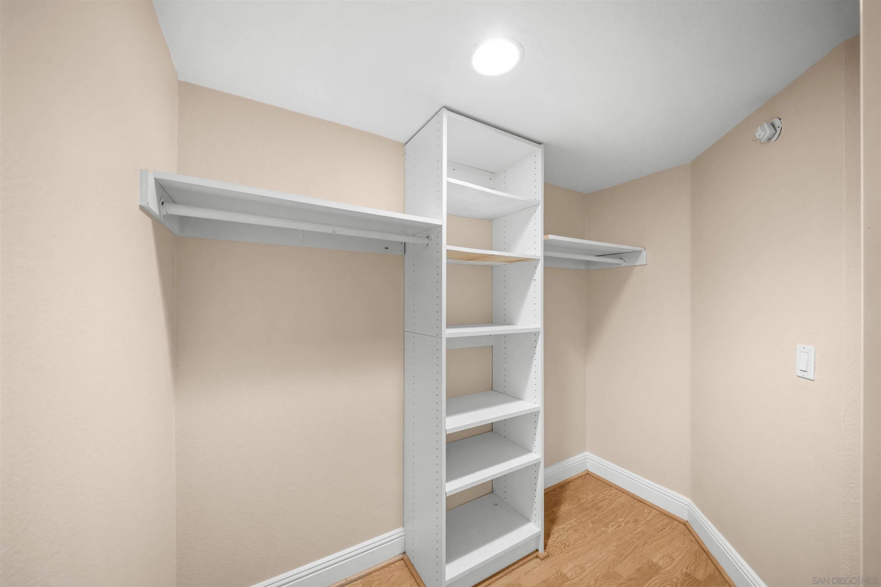 https://cdn.realtyfeed.com/cdn/127/260018220/198056895b065c73d6b57aad0495d4ce.webp