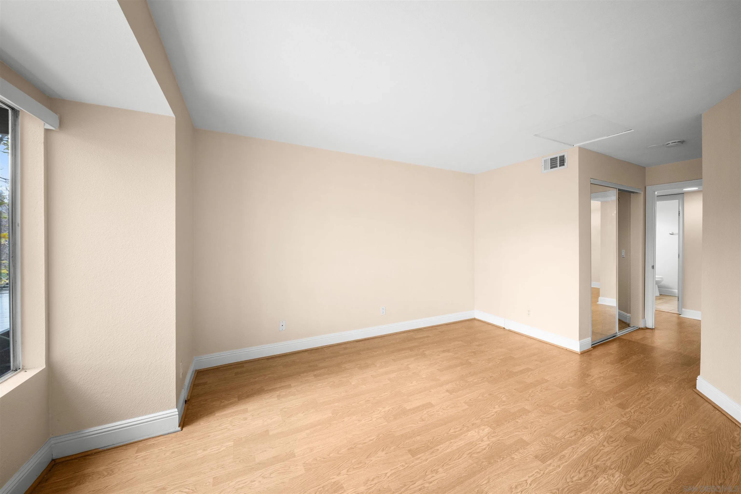 https://cdn.realtyfeed.com/cdn/127/260018220/39bce7d7a0e4bd7118726231831085e6.webp