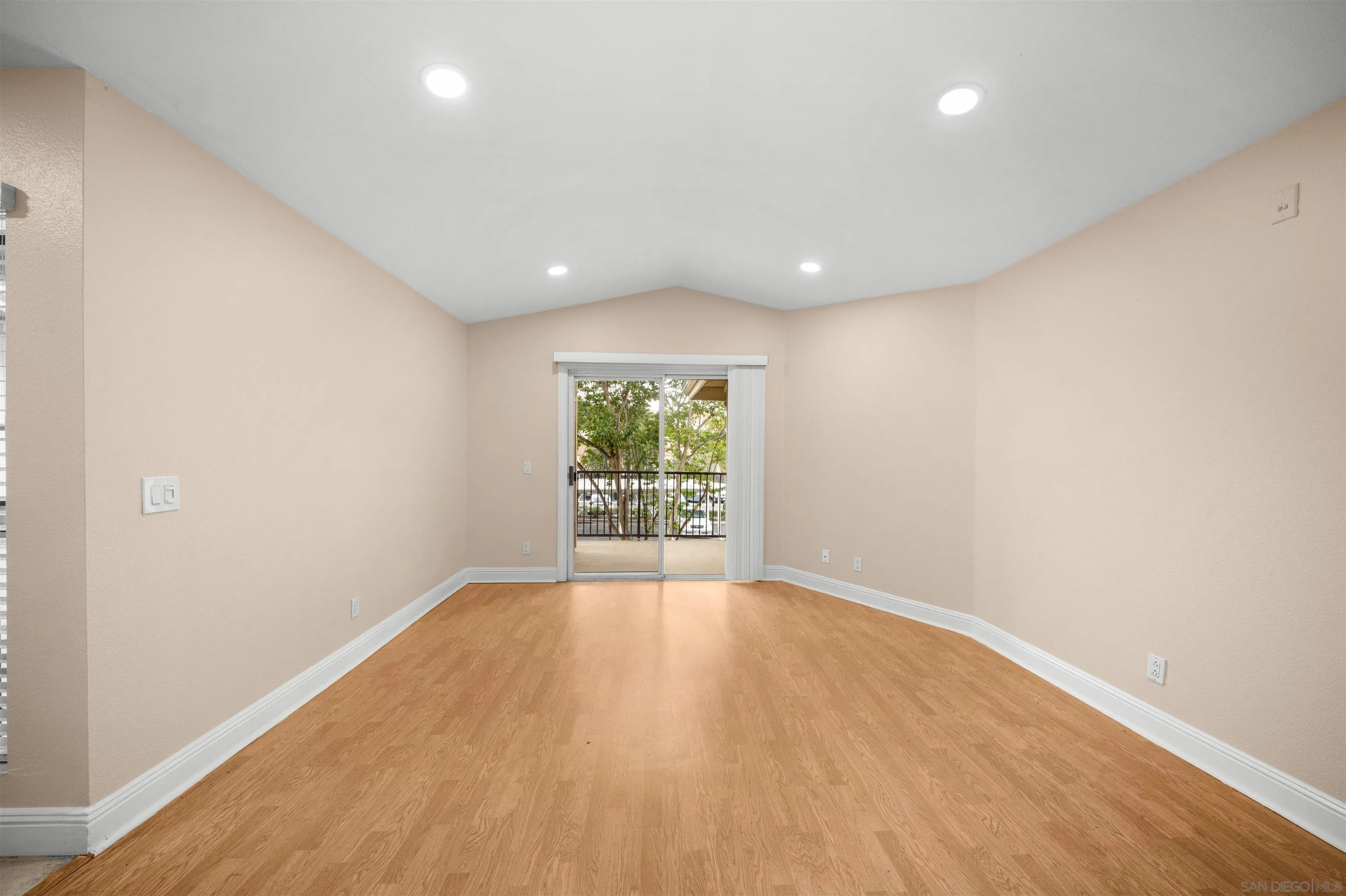 https://cdn.realtyfeed.com/cdn/127/260018220/43ea49c9bac52648ee5e32458c75d177.webp
