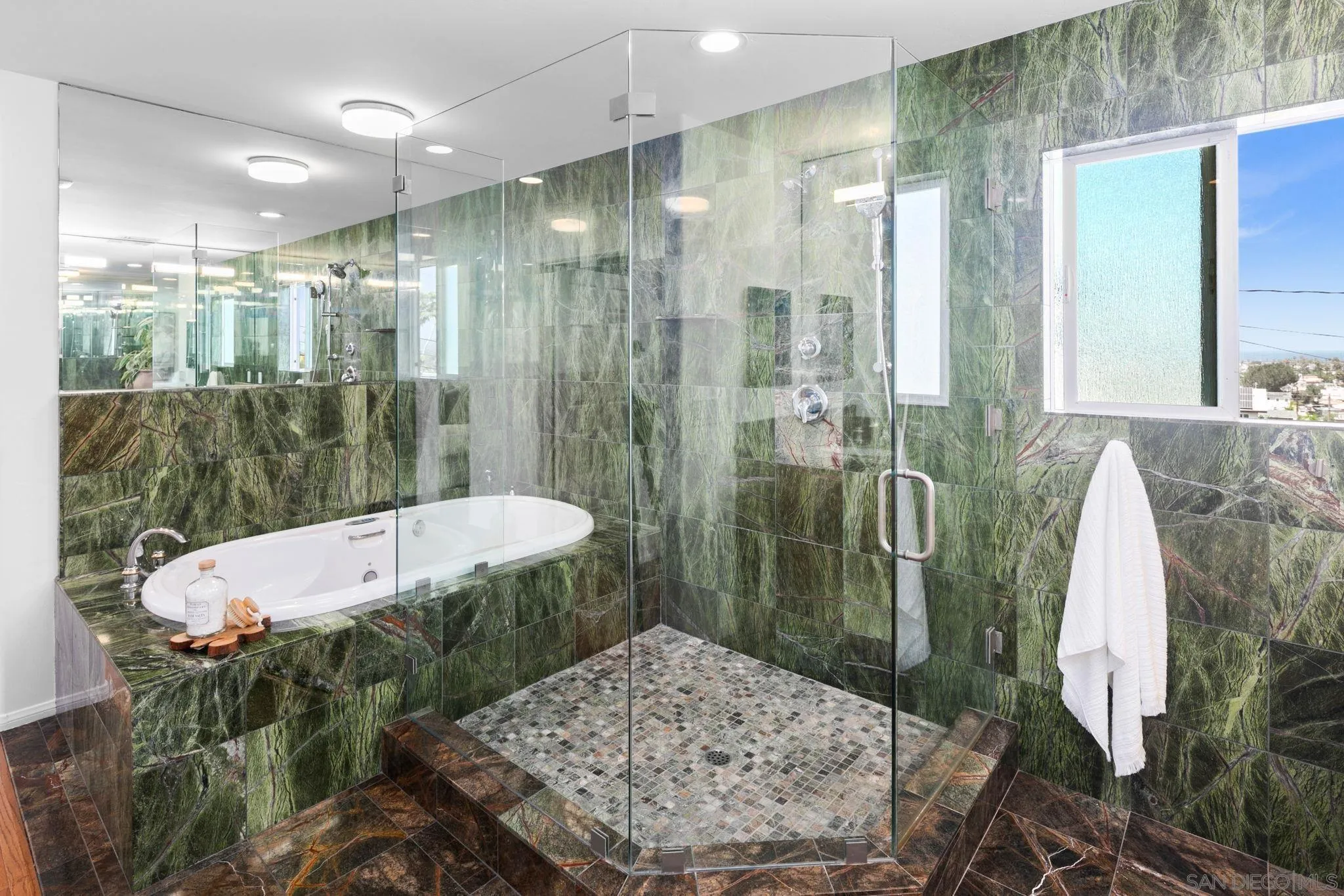 https://cdn.realtyfeed.com/cdn/127/260018230/0ee9fb46b515c83ec70ab21d95e3ca9d.webp
