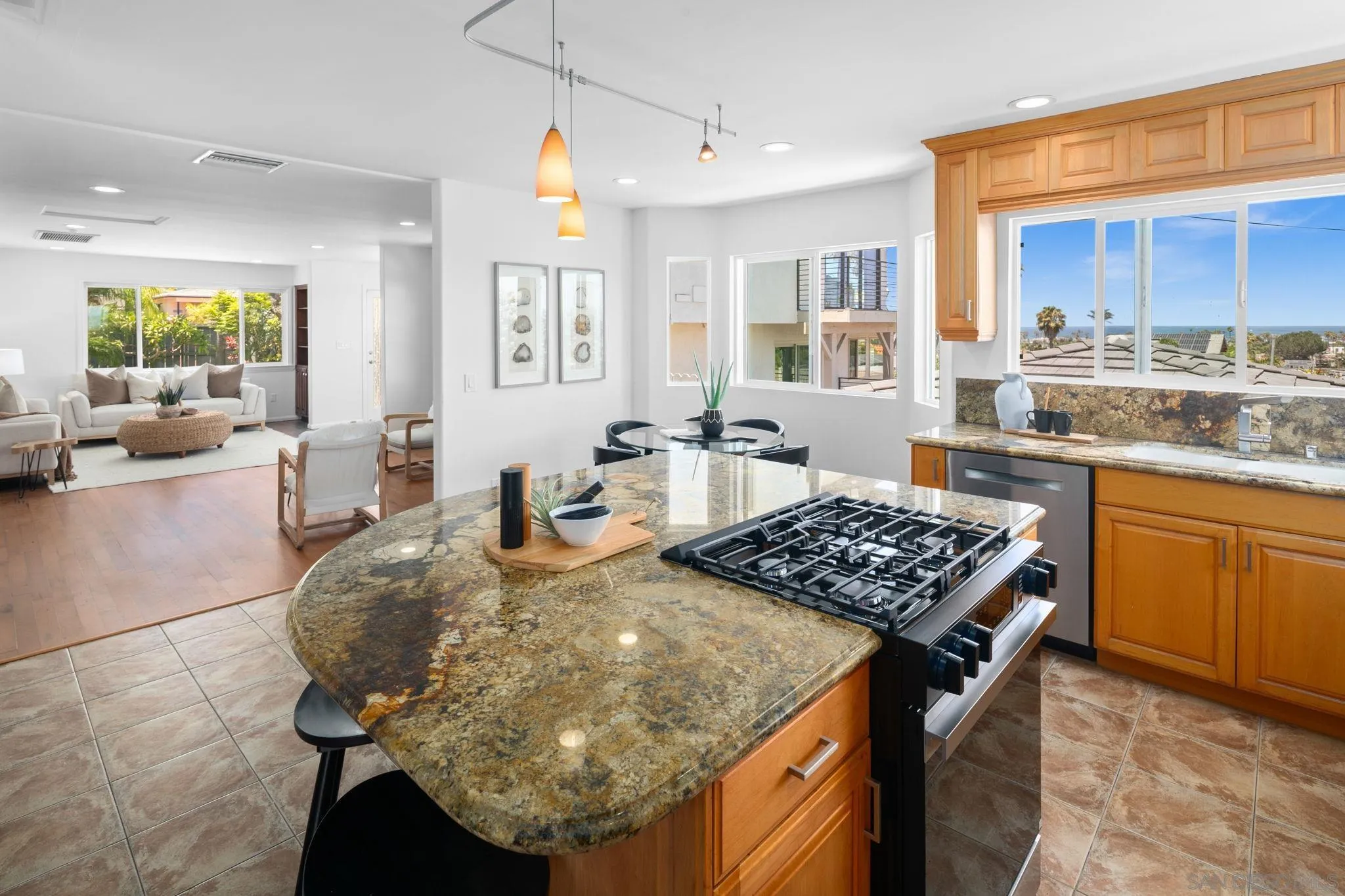 https://cdn.realtyfeed.com/cdn/127/260018230/34aa398f71ad836f44d6adfe3e1efe61.webp