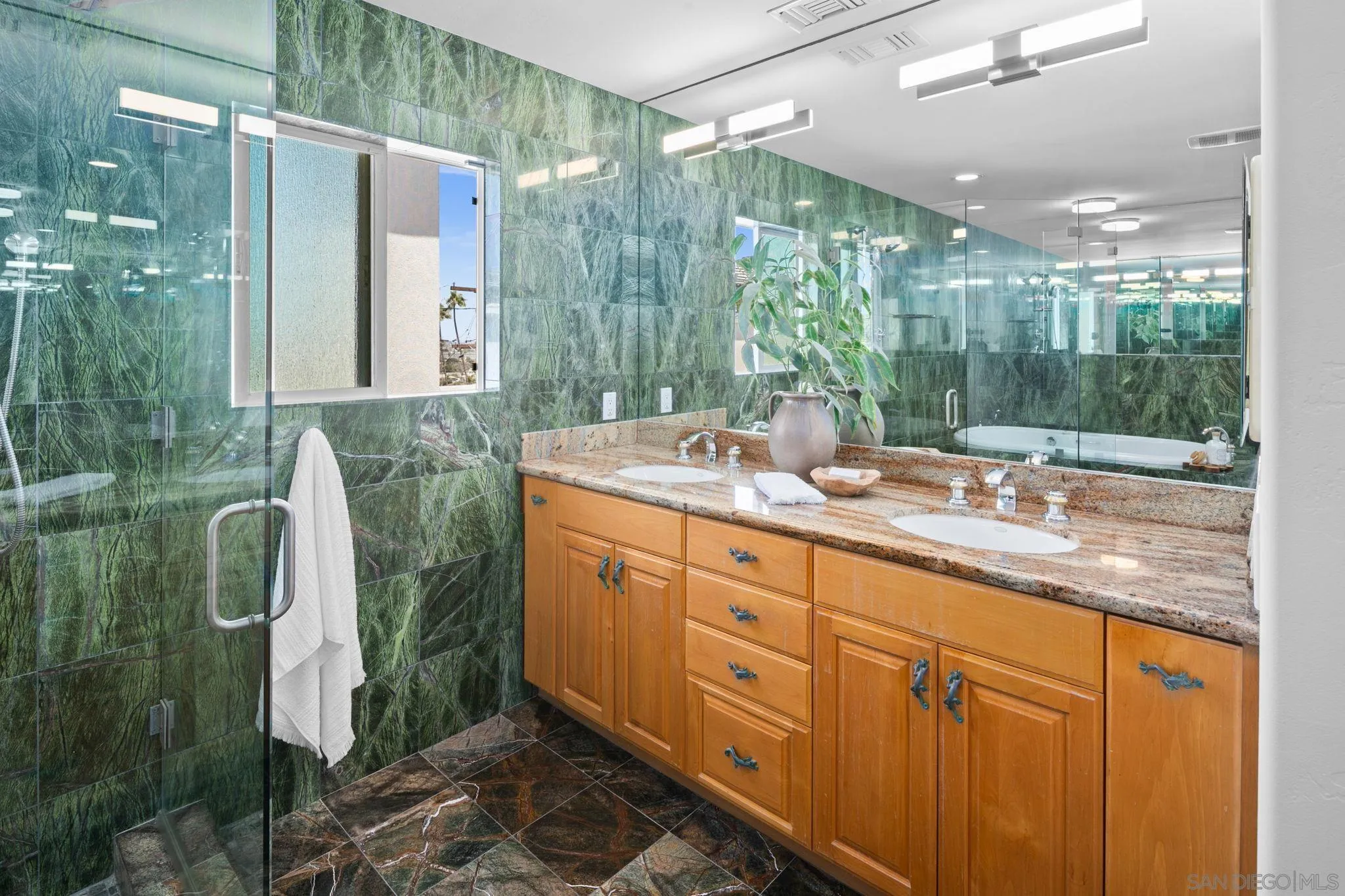 https://cdn.realtyfeed.com/cdn/127/260018230/61eb3a828e4a7fc29d69572e363397da.webp