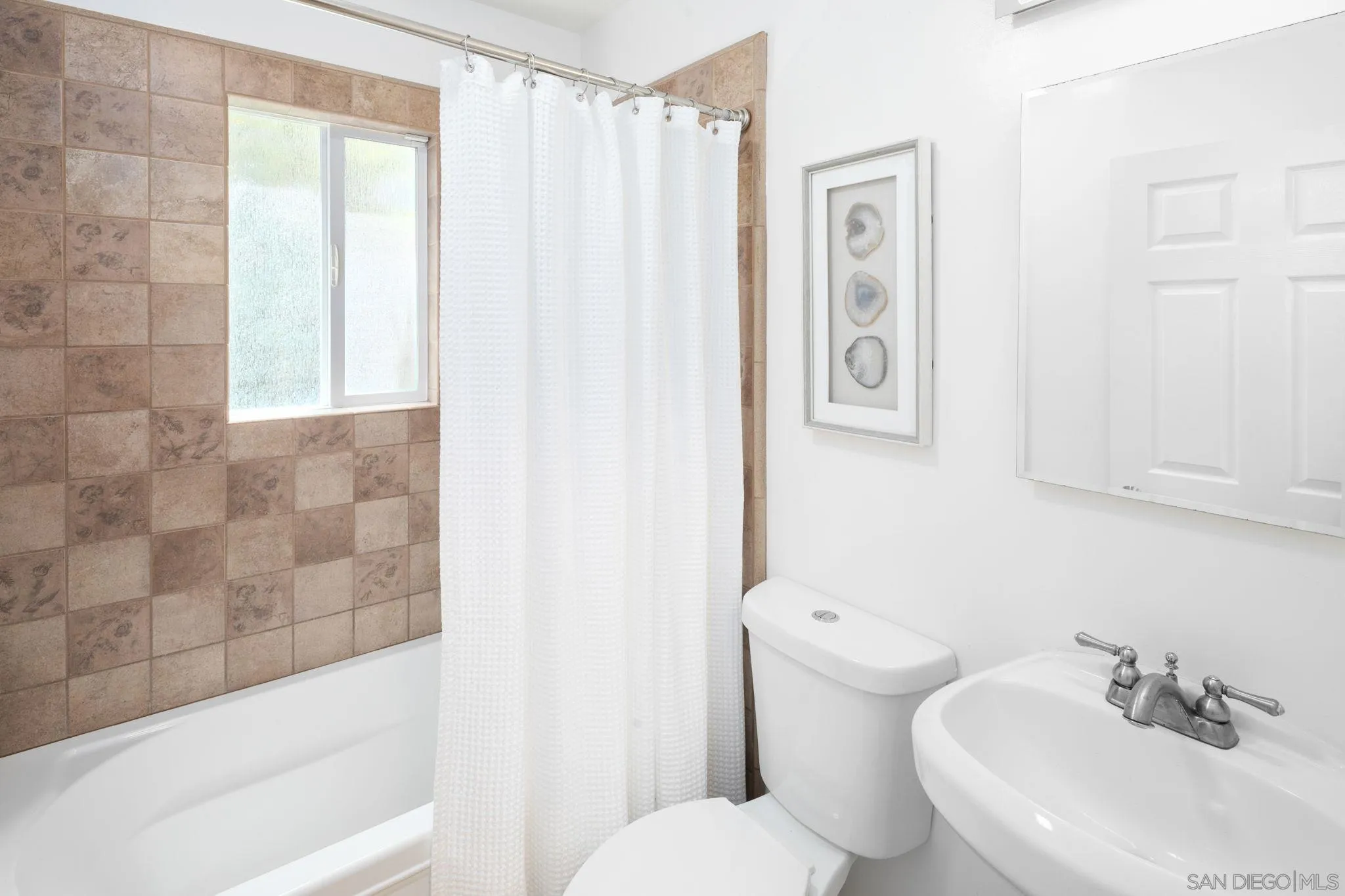 https://cdn.realtyfeed.com/cdn/127/260018230/a0eef5f27f5e90bd7d056811d689af6f.webp