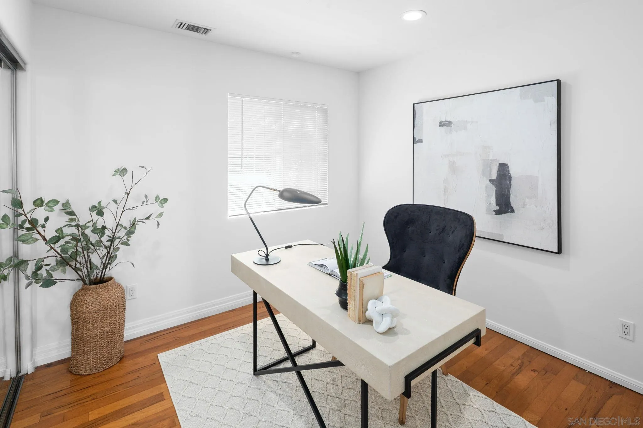 https://cdn.realtyfeed.com/cdn/127/260018230/da9c0cd7450e957821cb420e835268fe.webp