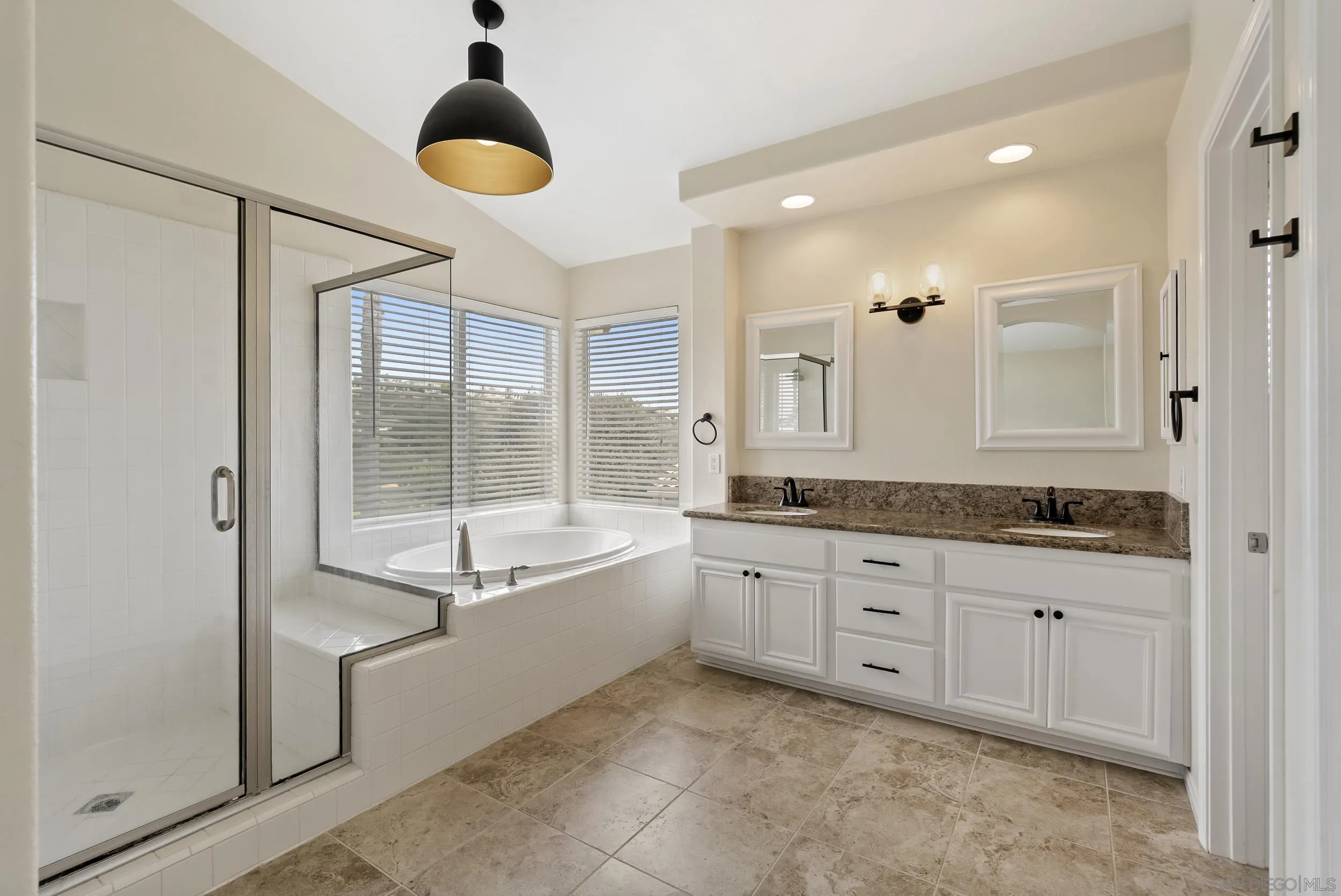 https://cdn.realtyfeed.com/cdn/127/260018247/0a3530715a8a1f7d5d018176955f6fc2.webp