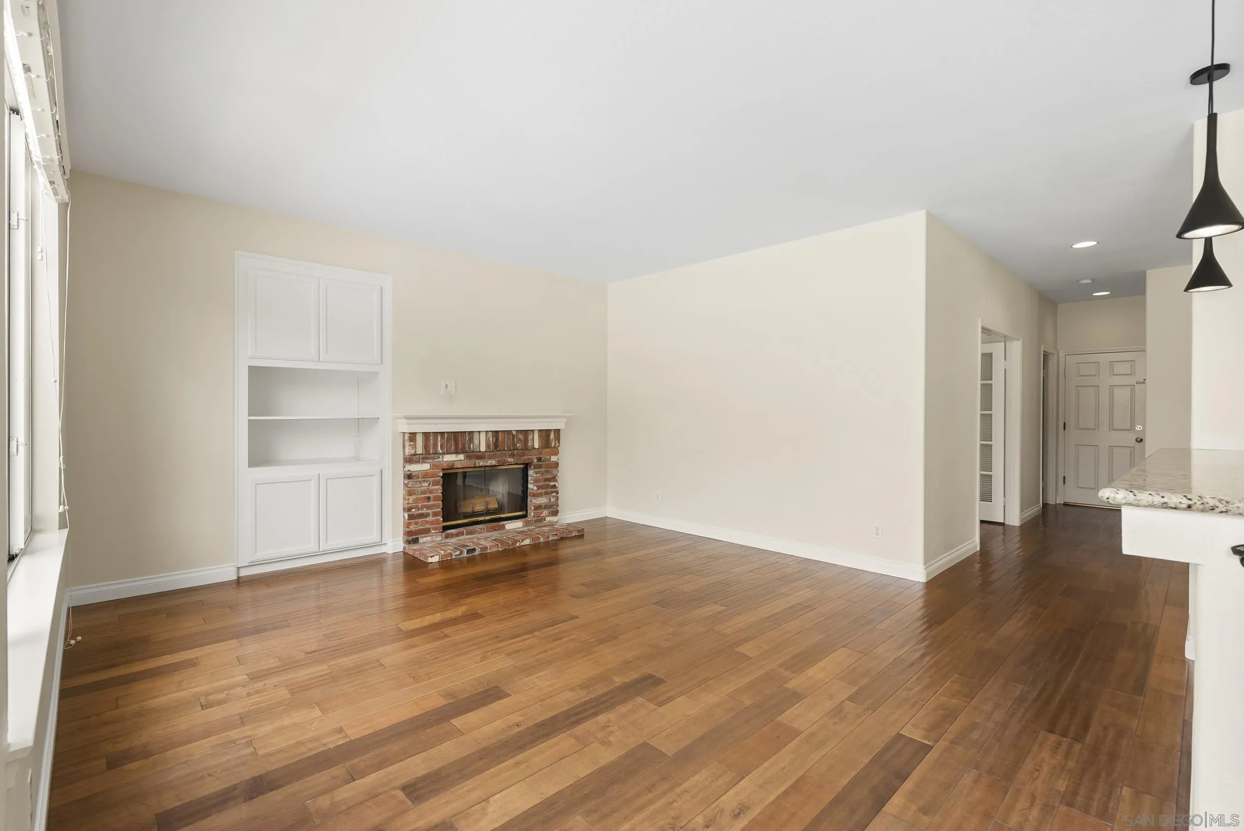 https://cdn.realtyfeed.com/cdn/127/260018247/1e3ffa1e11cdf838334528dc5adb402b.webp