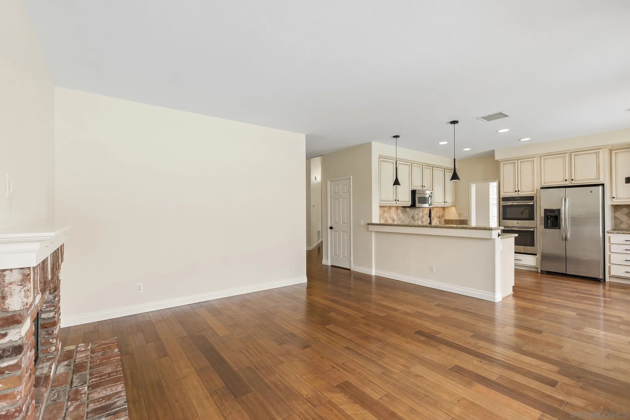 https://cdn.realtyfeed.com/cdn/127/260018247/3102c412b1a486def7e0af4e6af60f62.webp
