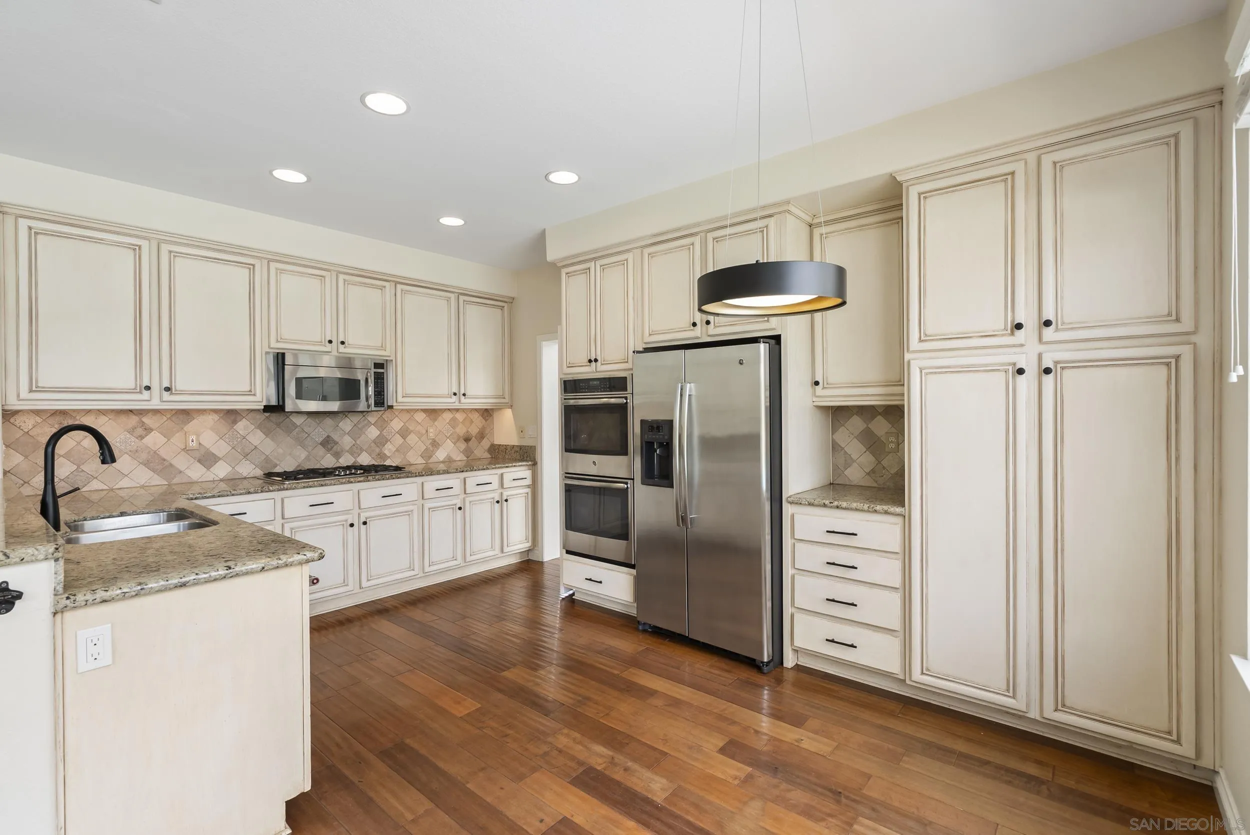 https://cdn.realtyfeed.com/cdn/127/260018247/6afc1c13a418483e34675052e8f51ea3.webp