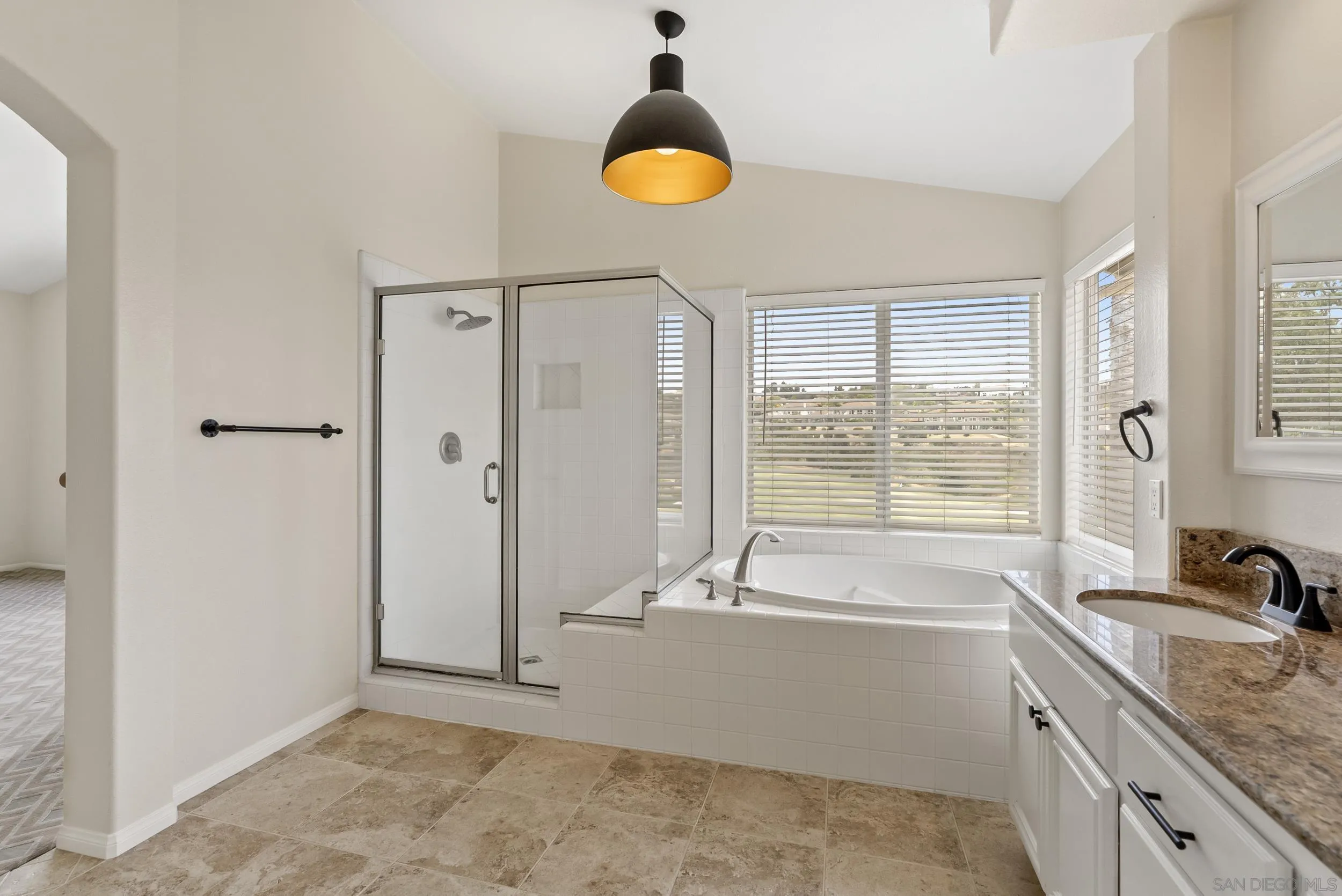 https://cdn.realtyfeed.com/cdn/127/260018247/9cb685a8ecfa36b4eb8b89af0cd21c70.webp