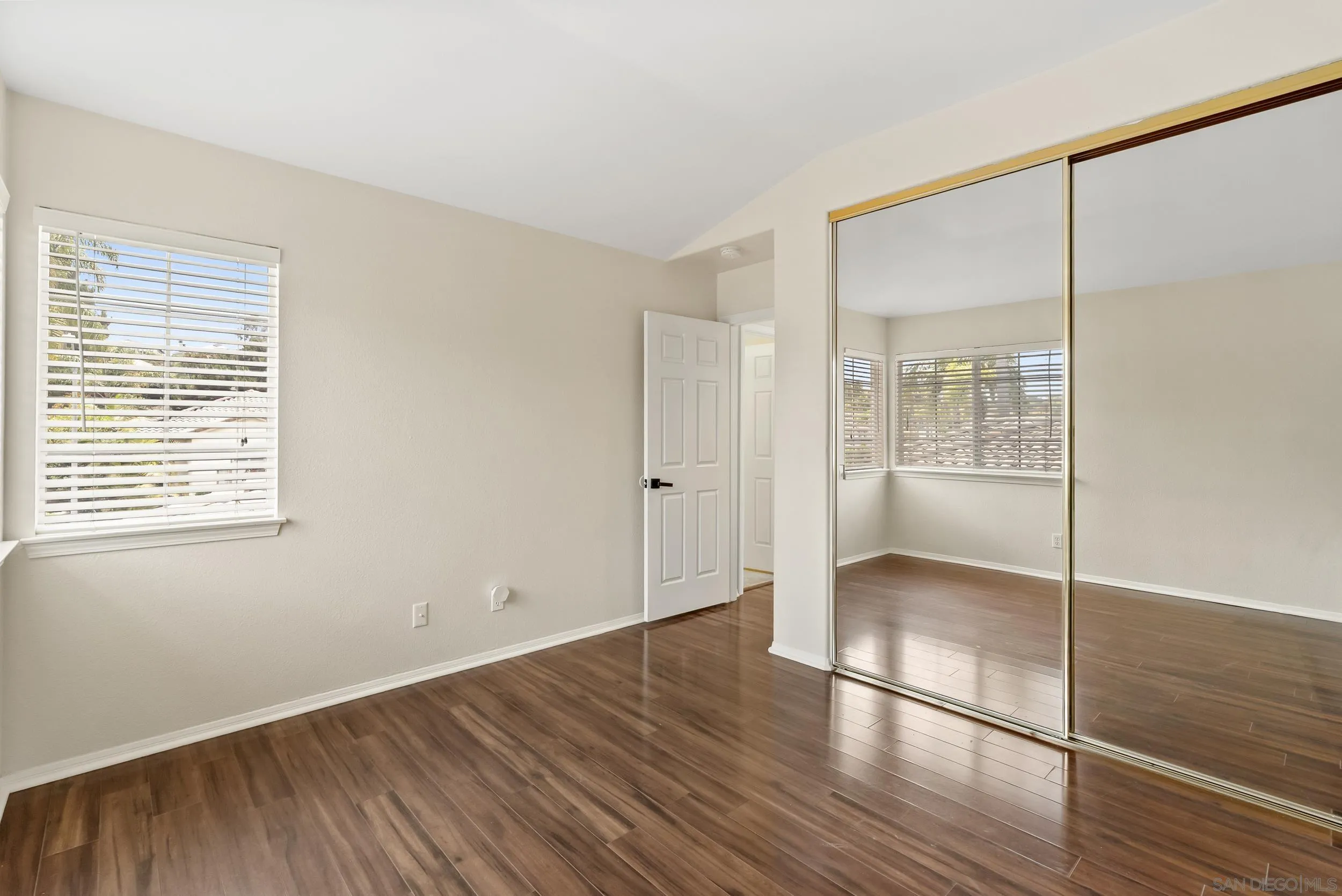 https://cdn.realtyfeed.com/cdn/127/260018247/ab71481fd006803f84126d646eb46169.webp