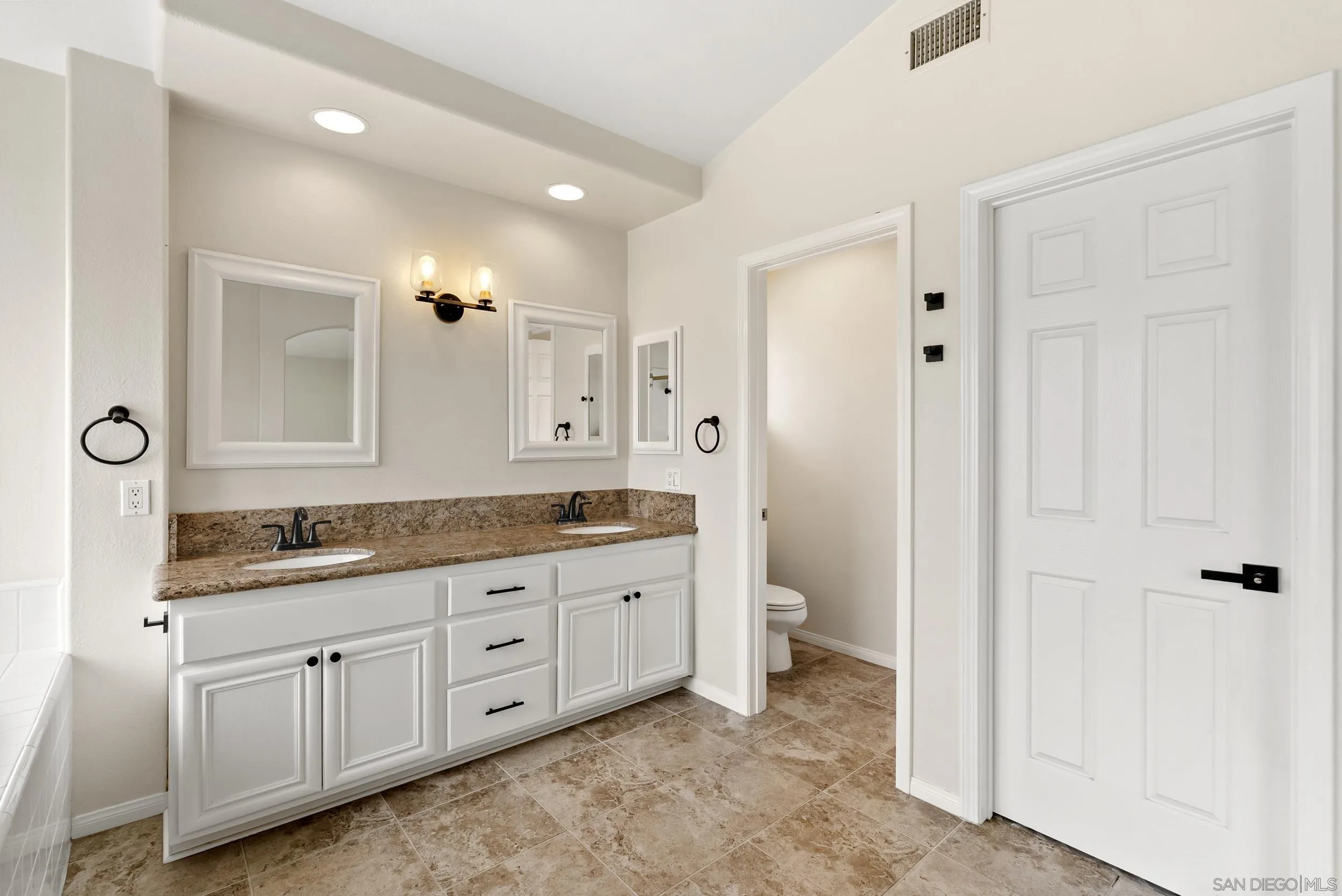 https://cdn.realtyfeed.com/cdn/127/260018247/af29763041d041b4bebde23f768b2163.webp