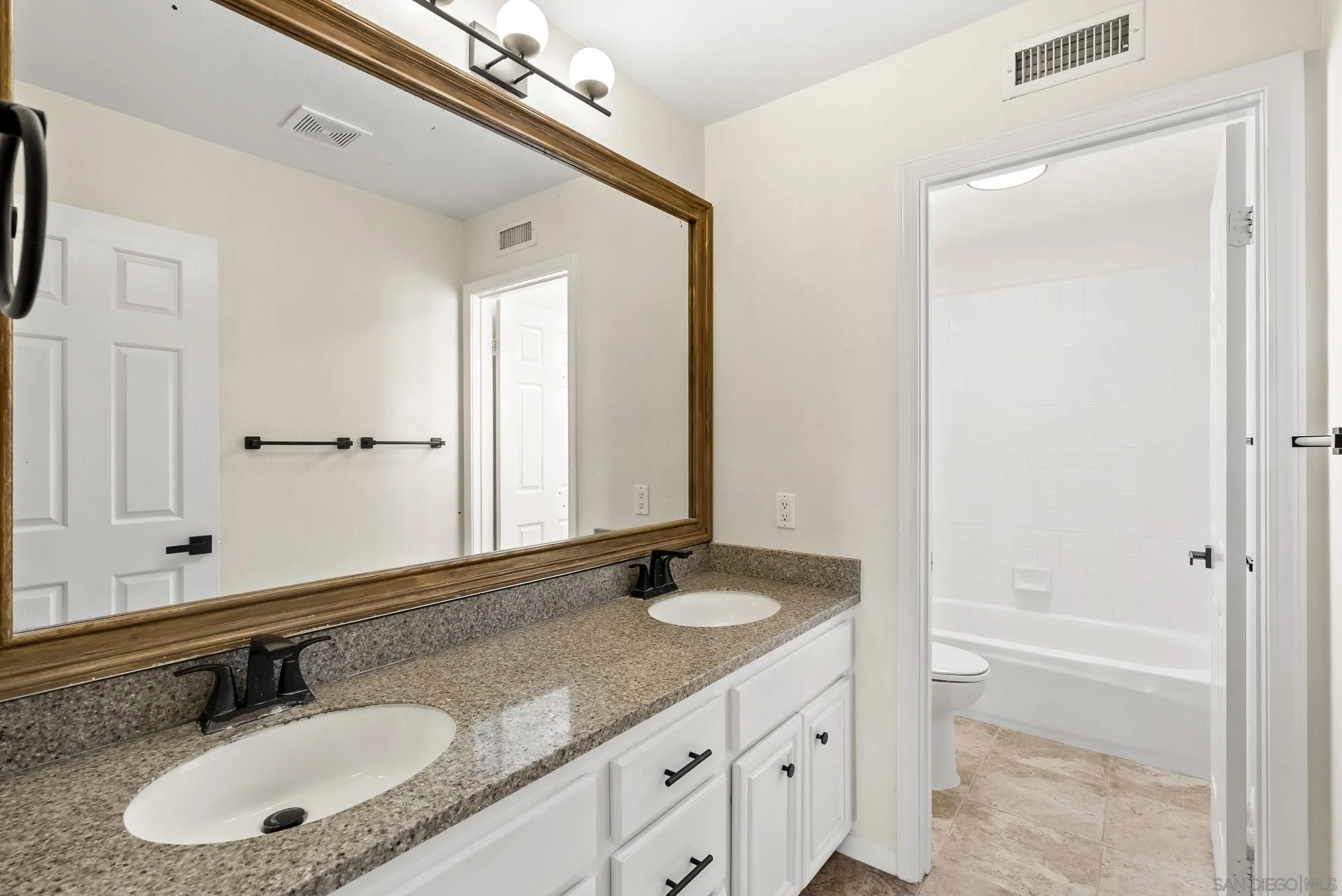 https://cdn.realtyfeed.com/cdn/127/260018247/ea5448833806877fa3067112004ba734.webp