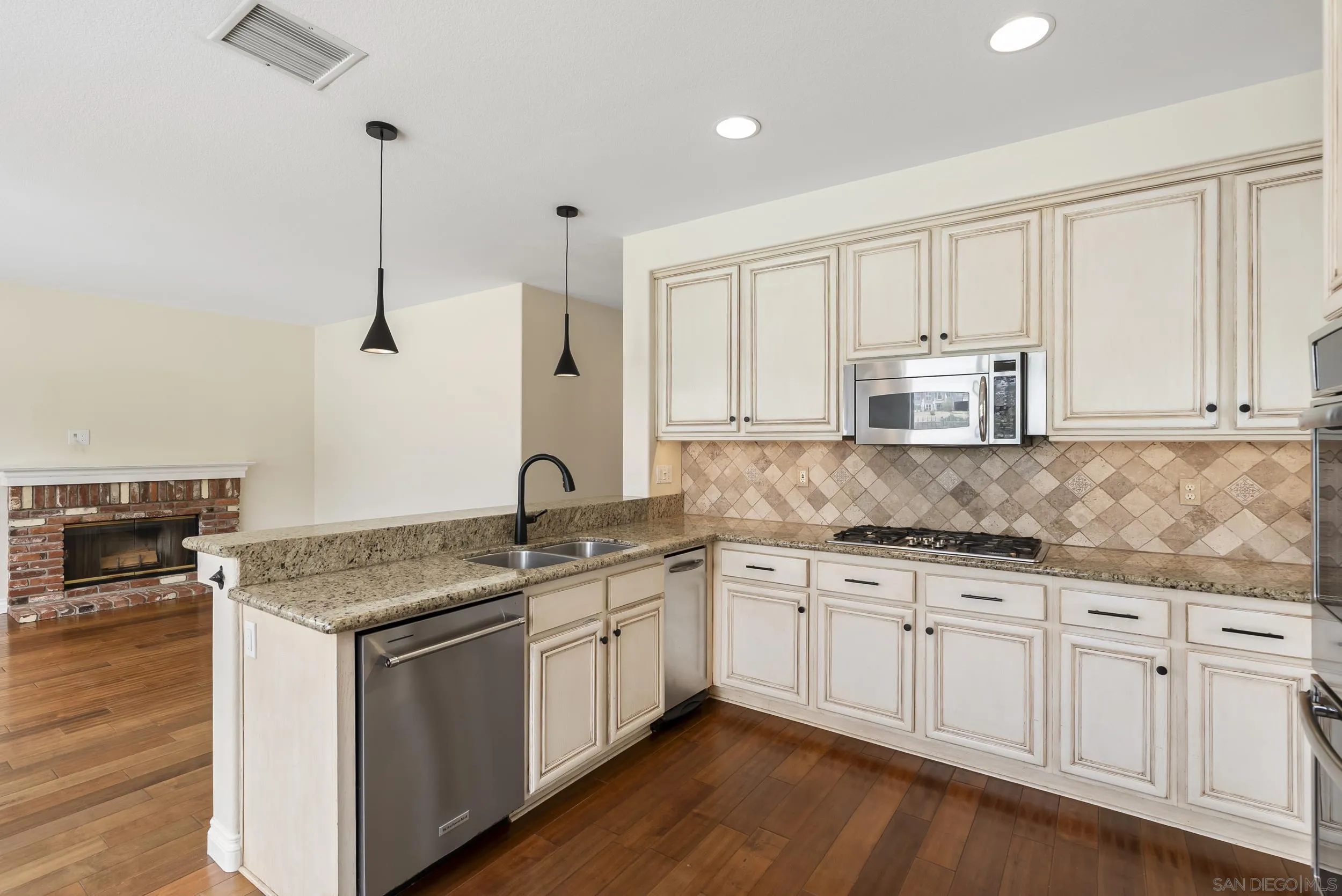 https://cdn.realtyfeed.com/cdn/127/260018247/eaaa22f9ef5c96d4fbdd95f9828d03c4.webp