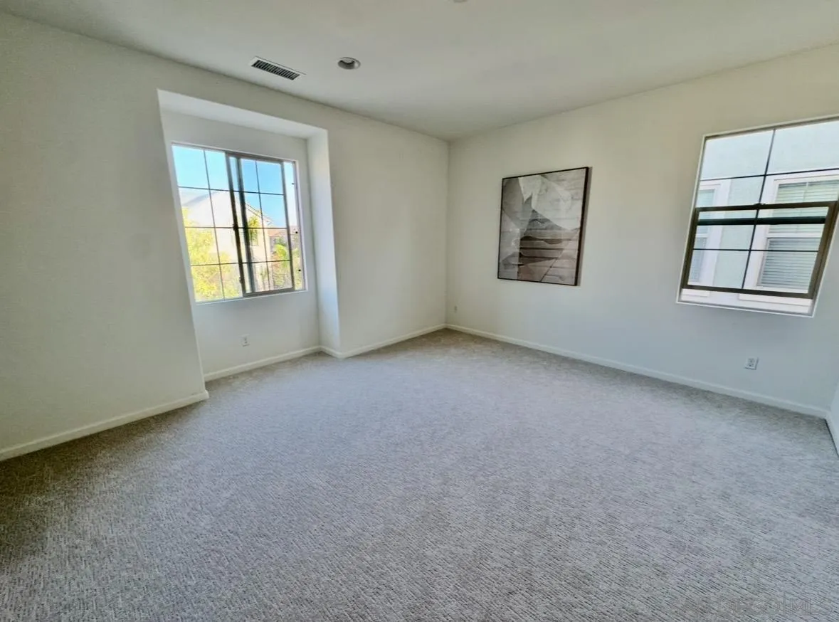 https://cdn.realtyfeed.com/cdn/127/260018252/e67c13d7de6b648f7b9aa612b3817831.webp