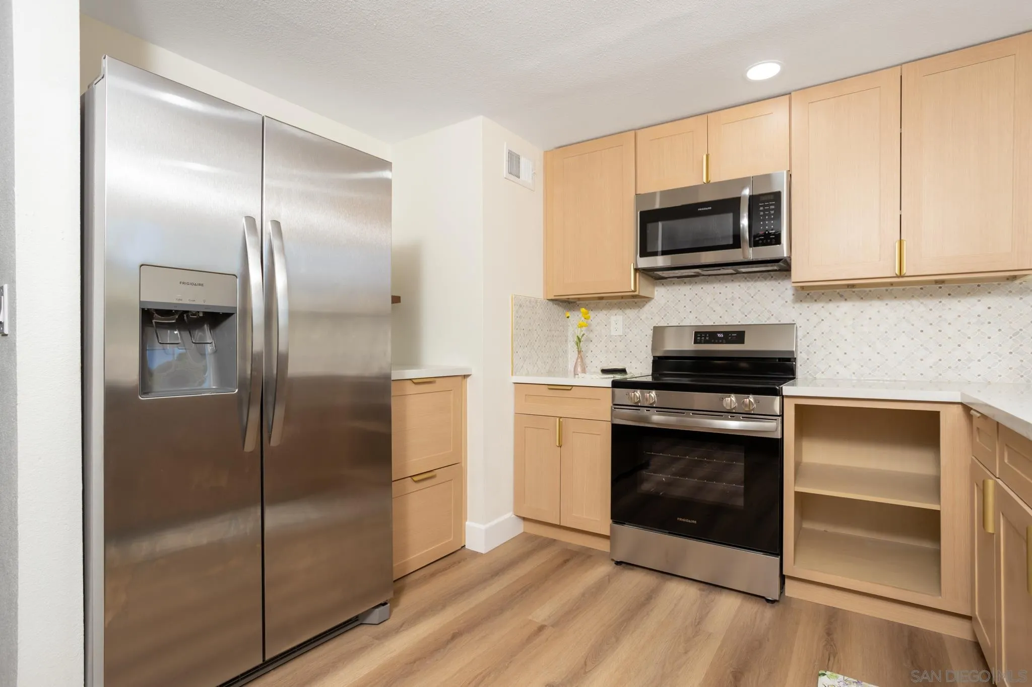 https://cdn.realtyfeed.com/cdn/127/260018292/16f5e33bfb2b923388145c2ddfb56e50.webp