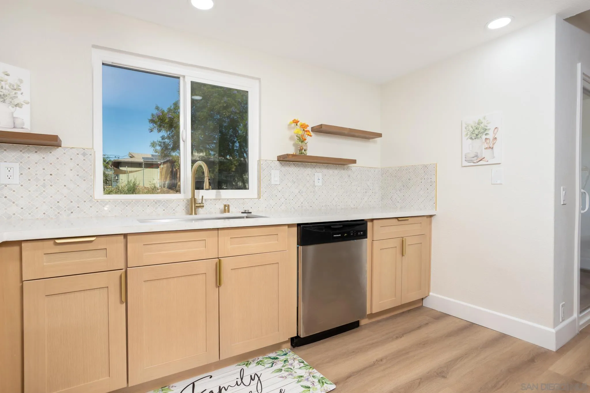 https://cdn.realtyfeed.com/cdn/127/260018292/2d9c54dbaebdf8dcec06c738703ad819.webp