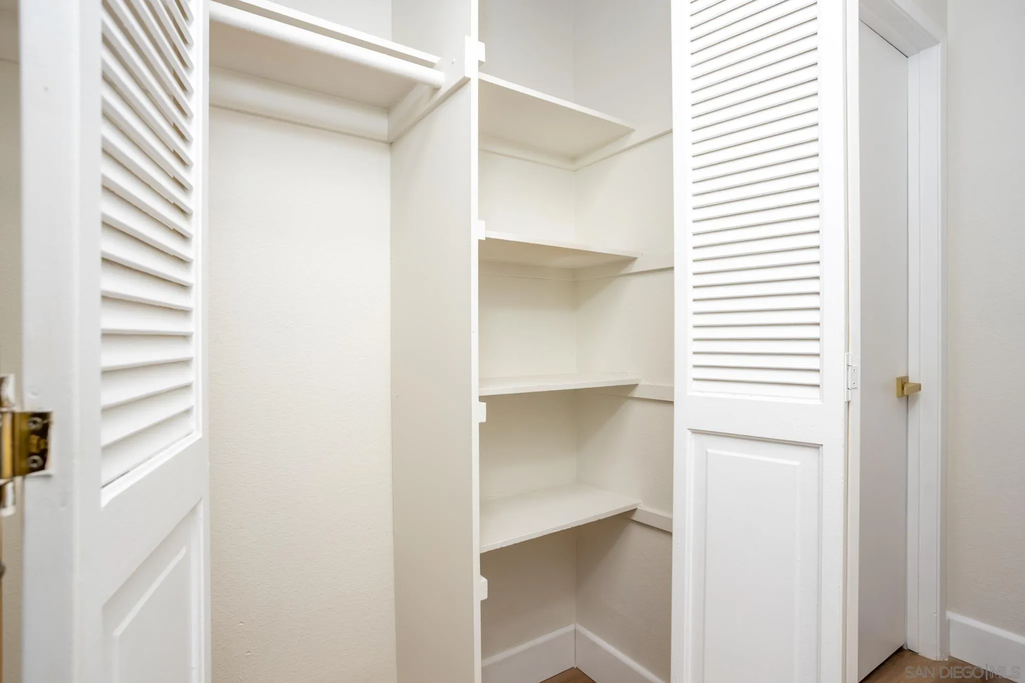 https://cdn.realtyfeed.com/cdn/127/260018292/795e00a6abedc39489e166ccc8ee1c73.webp