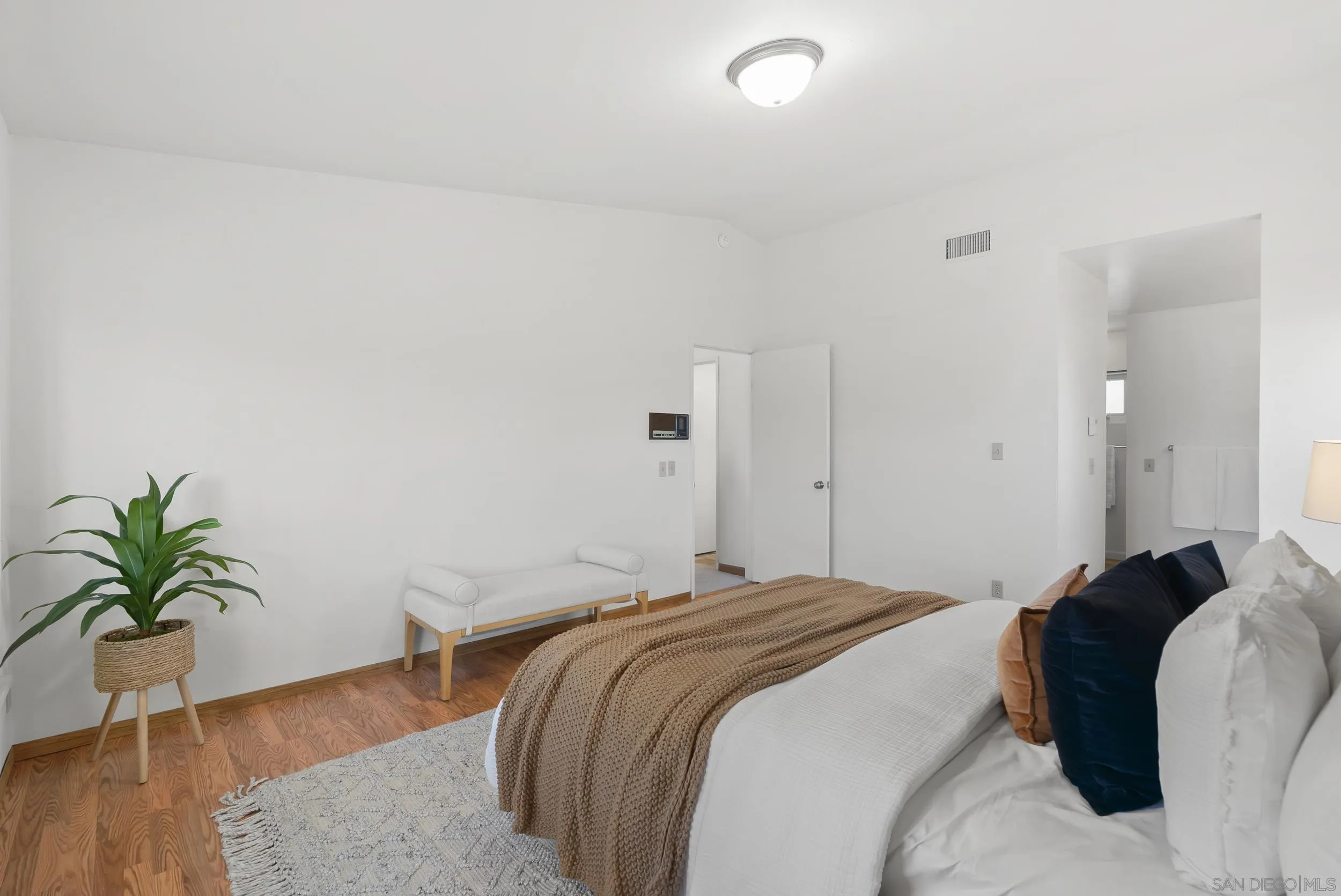 https://cdn.realtyfeed.com/cdn/127/260018299/e706d9f819d90ac3a82cb15f90f19e59.webp