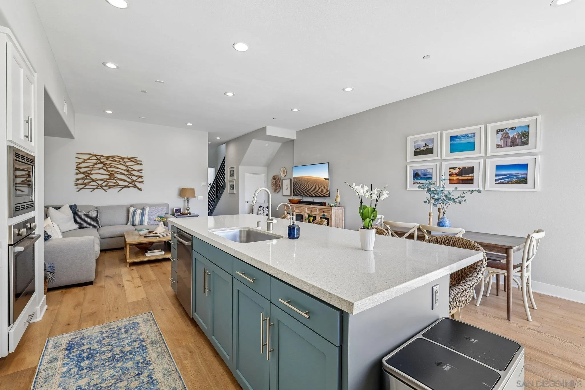https://cdn.realtyfeed.com/cdn/127/260018340/c169417d0271ff22a76ad7fd3ab3f947.webp