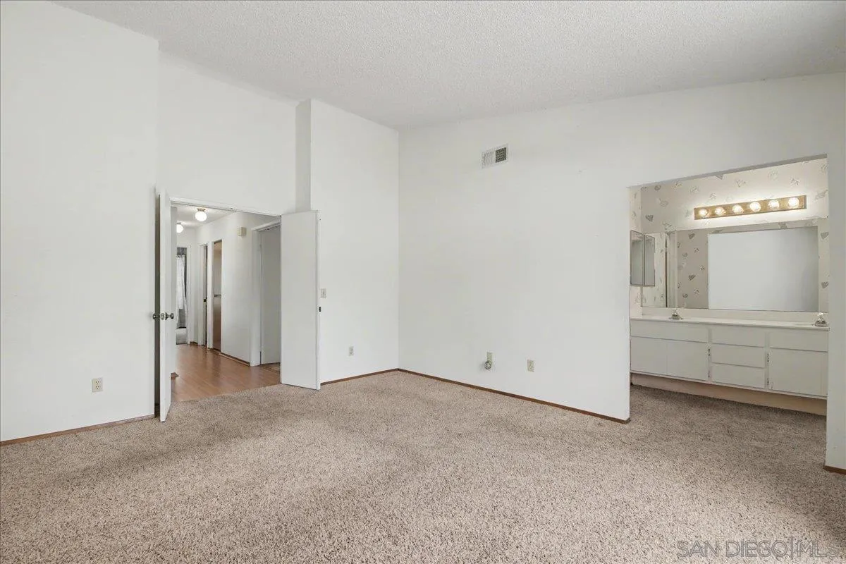 https://cdn.realtyfeed.com/cdn/127/260018346/0ae79d497b7ae6a0d2f4ae6ef88259d5.webp