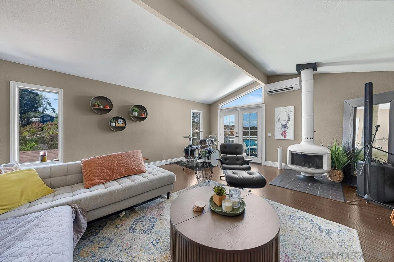 https://cdn.realtyfeed.com/cdn/127/260018367/02bd7dc413560c857ca7582b6750c107.webp