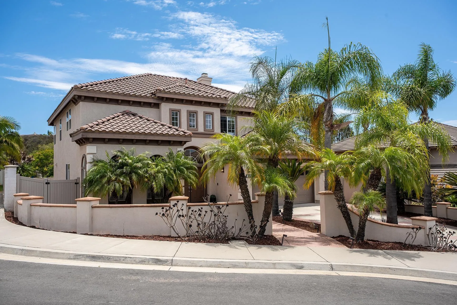 https://cdn.realtyfeed.com/cdn/127/260018374/08c3e78e0345ea052d95abcf288997c6.webp