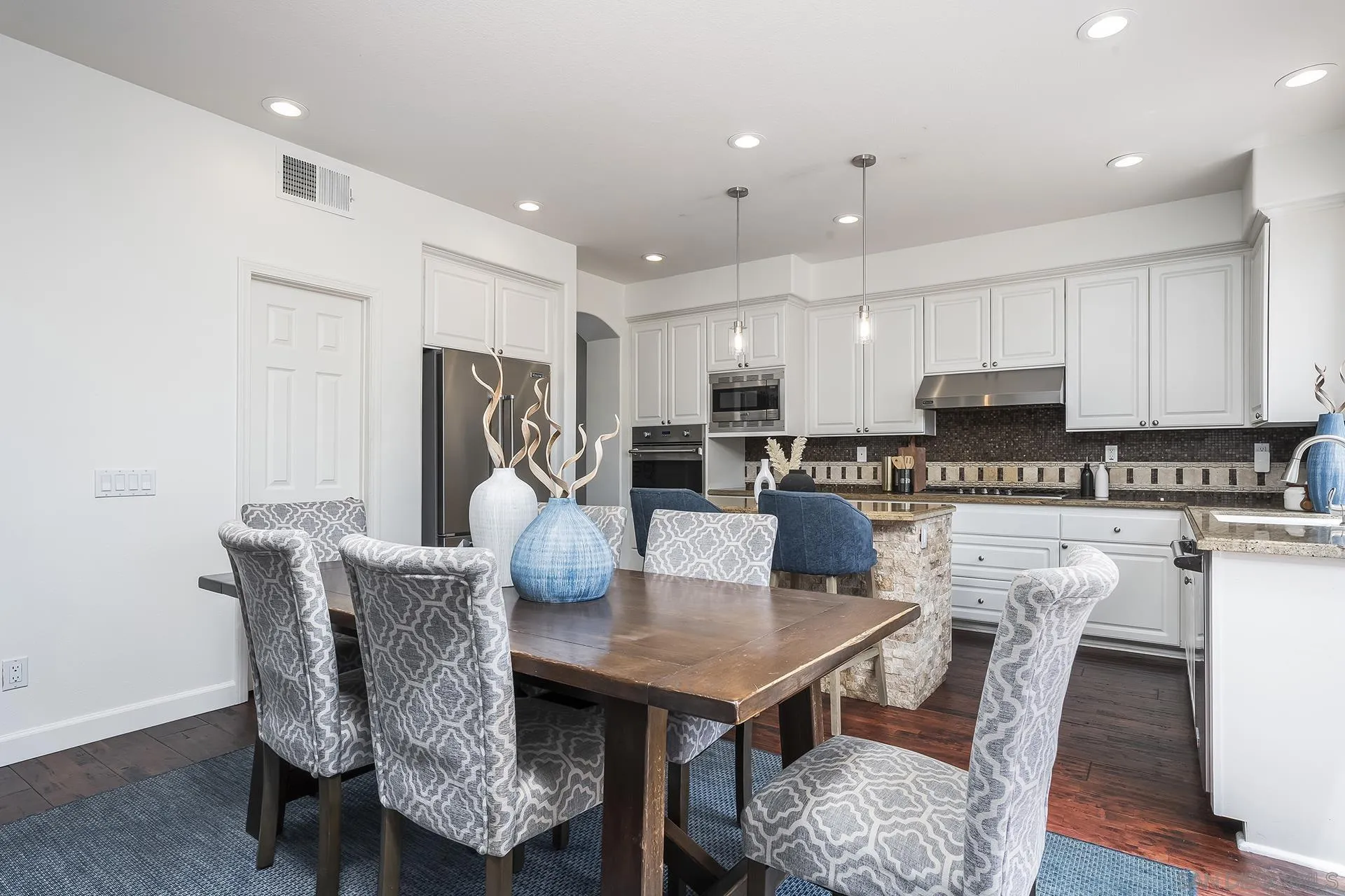 https://cdn.realtyfeed.com/cdn/127/260018374/0954c641451b00ed486cdca12b1e5999.webp
