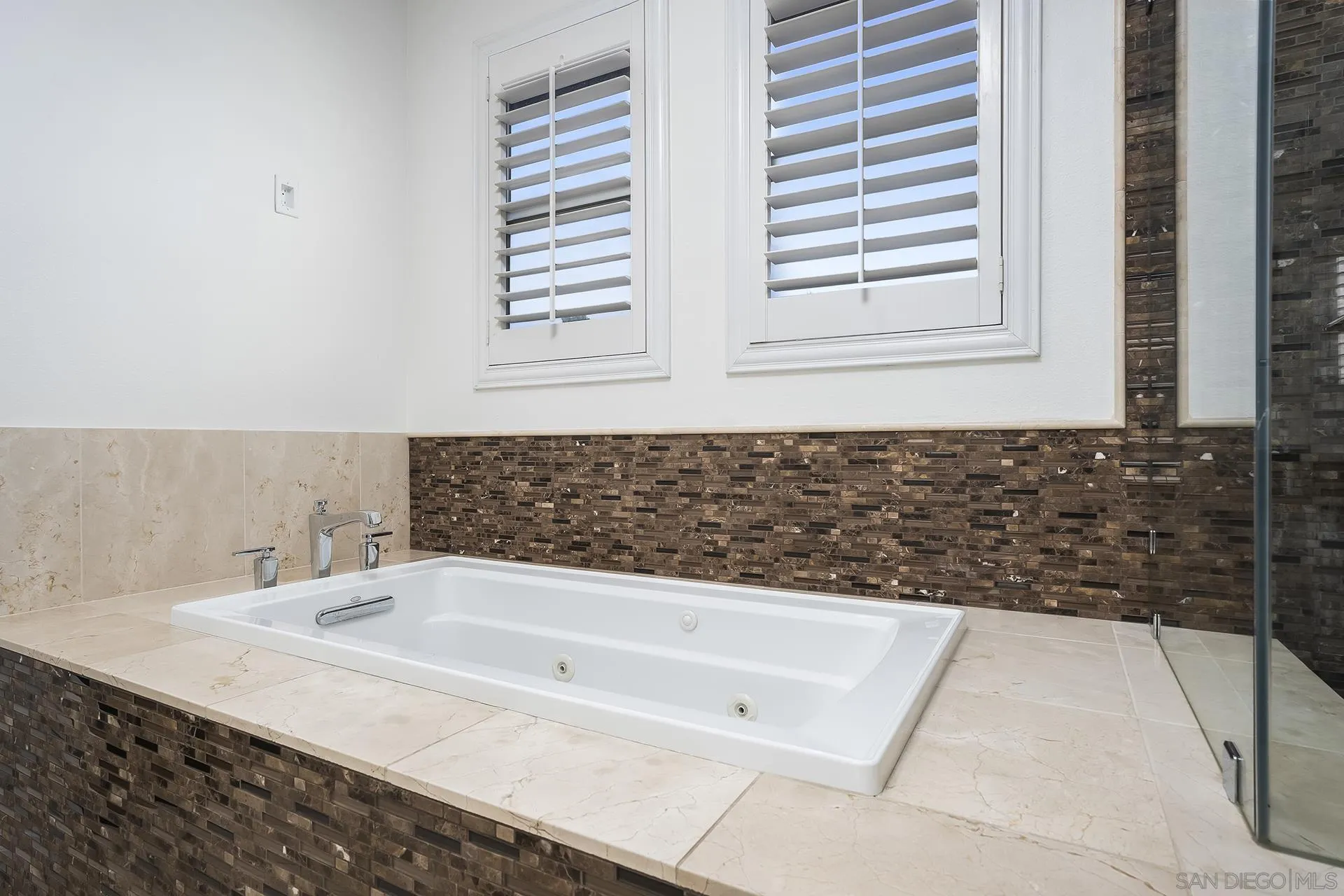 https://cdn.realtyfeed.com/cdn/127/260018374/68aec2ec5500bb226e0edfd145f1e538.webp