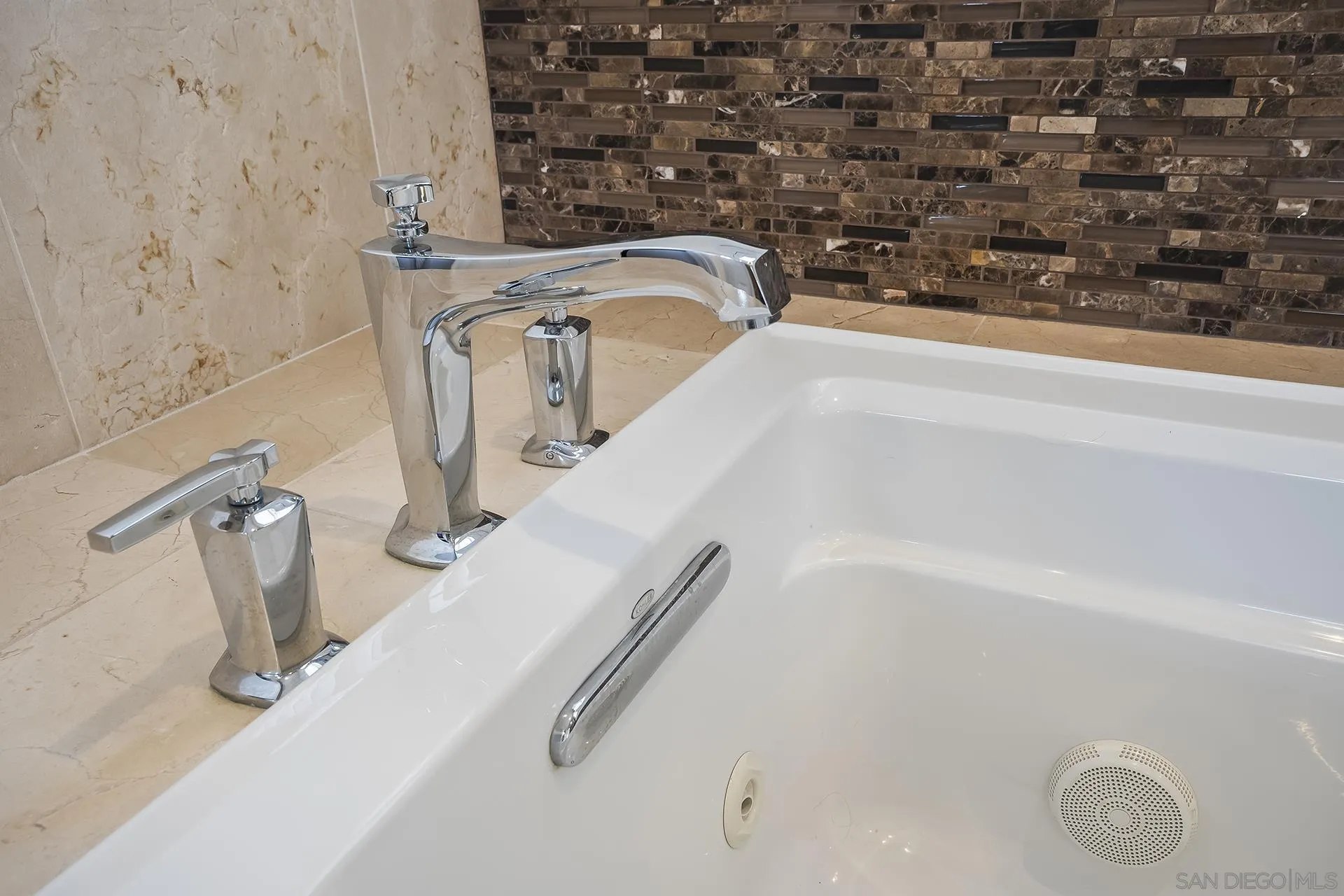 https://cdn.realtyfeed.com/cdn/127/260018374/69e2c8c49fde3daf9c3ec8f6b0a29f70.webp
