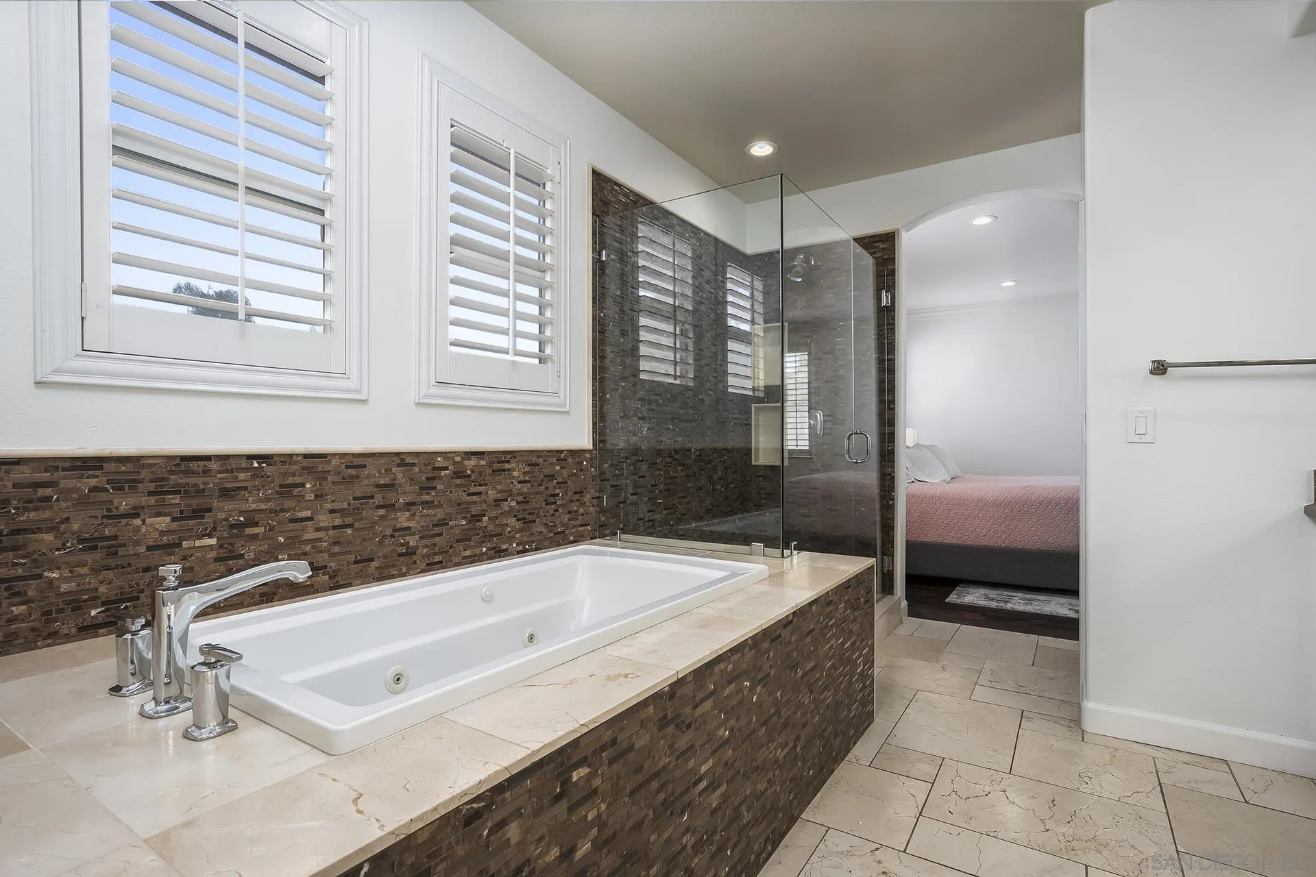 https://cdn.realtyfeed.com/cdn/127/260018374/71edc97a983634ca8c5ef5974441ee1e.webp