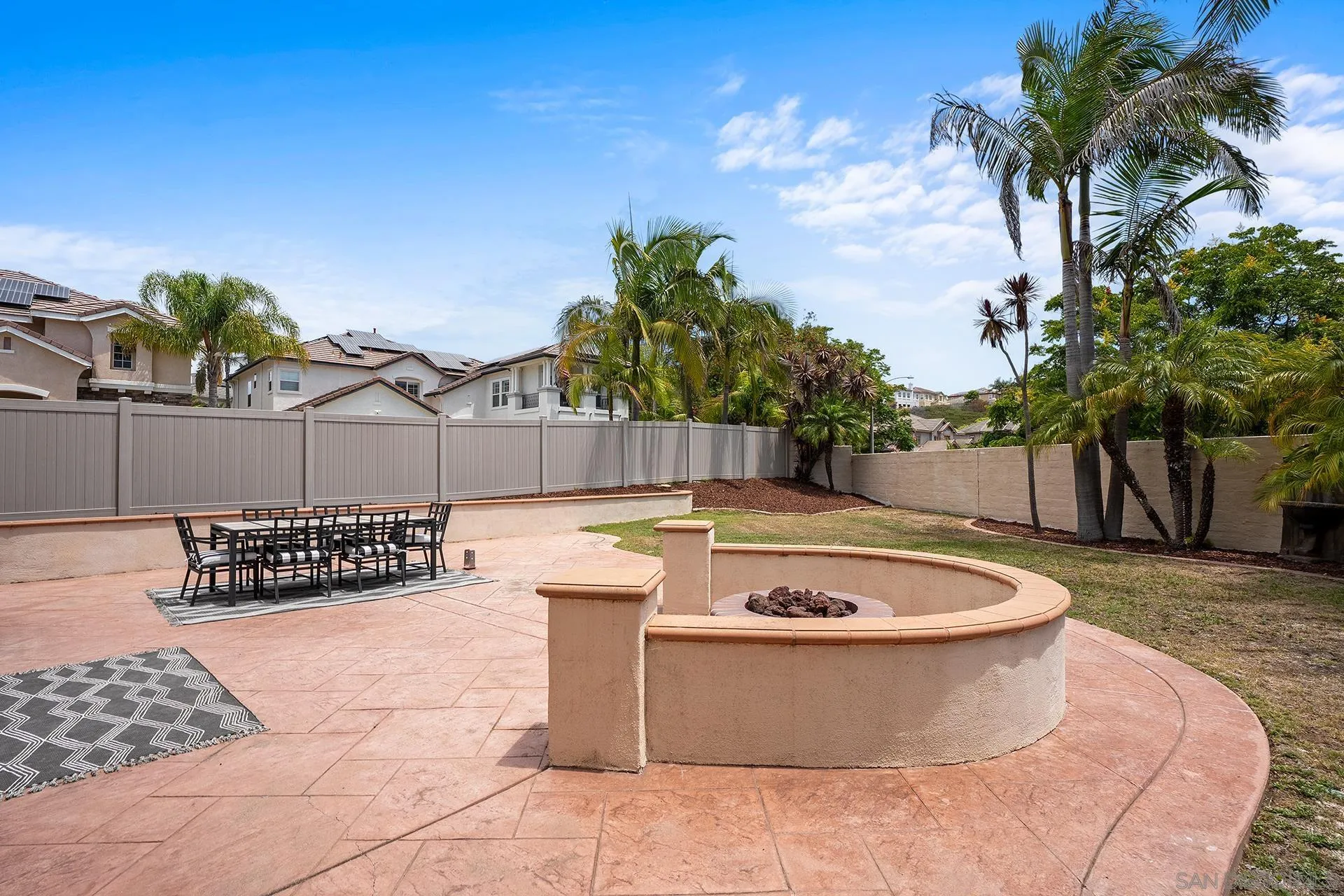 https://cdn.realtyfeed.com/cdn/127/260018374/8419b2bccae2c686017d0b37a9d72fd4.webp