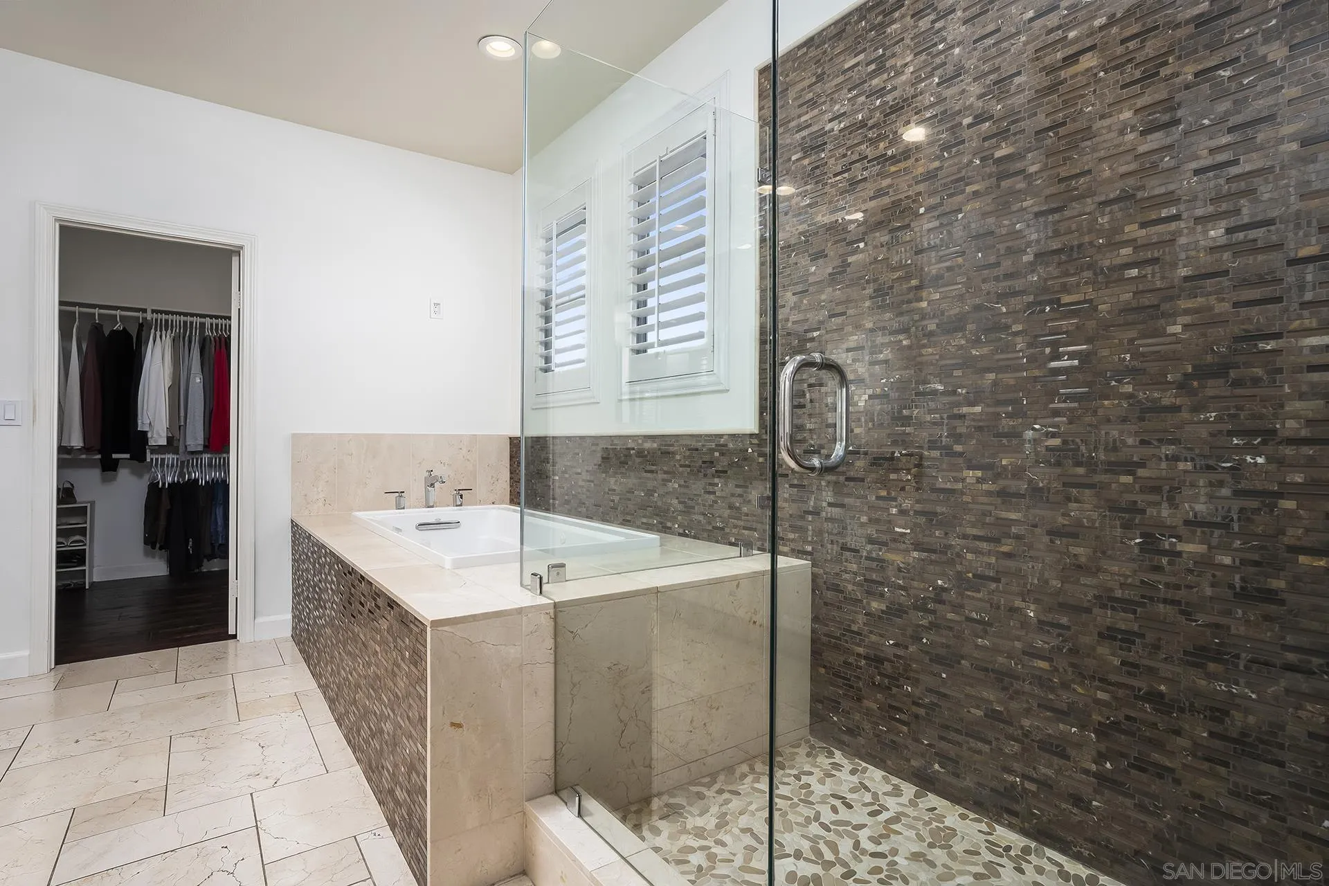 https://cdn.realtyfeed.com/cdn/127/260018374/940b8f81376d2c687d36fdce5ce9bc7b.webp