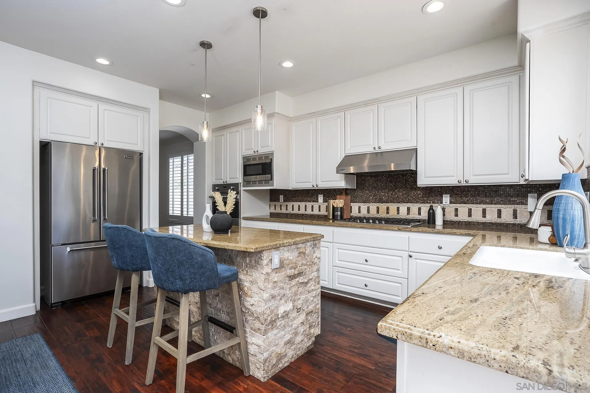 https://cdn.realtyfeed.com/cdn/127/260018374/b4477c13d9ce17a18eb7d0a3c0732ebb.webp